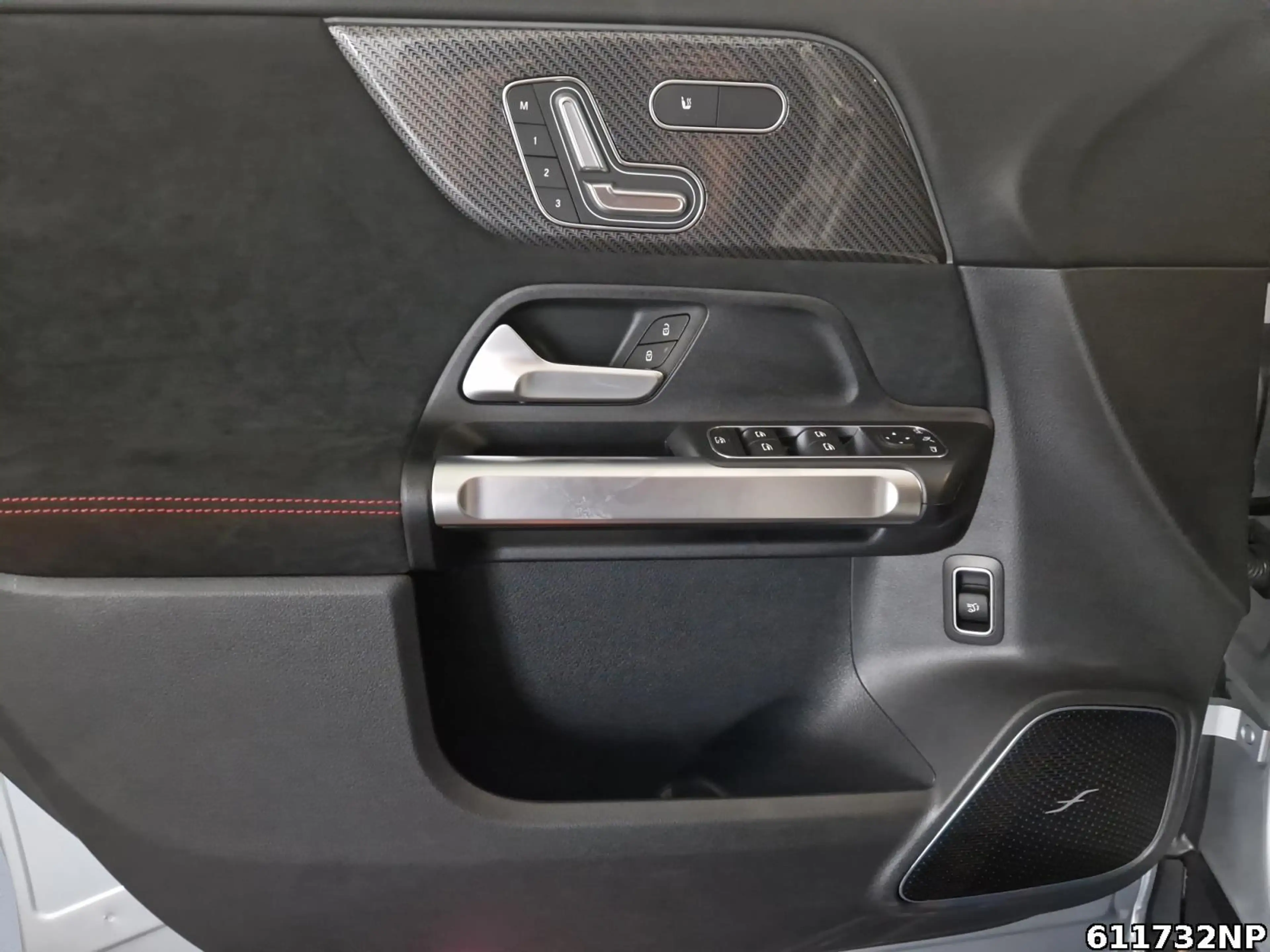 Mercedes-Benz GLB 35 AMG 4M Pano AHK Multibeam Memory 360° — photo 15