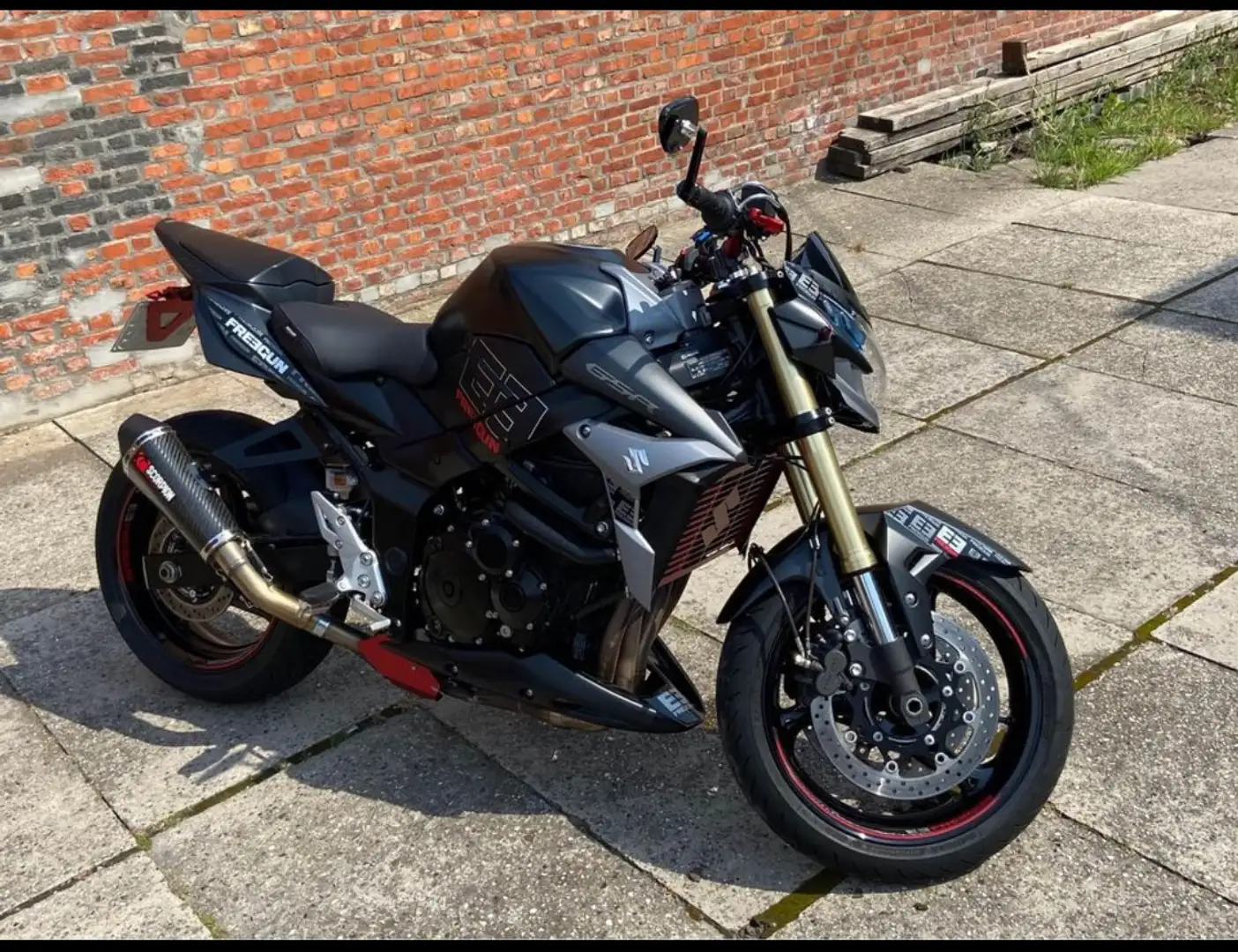 Suzuki GSR 750 freeguk - 2