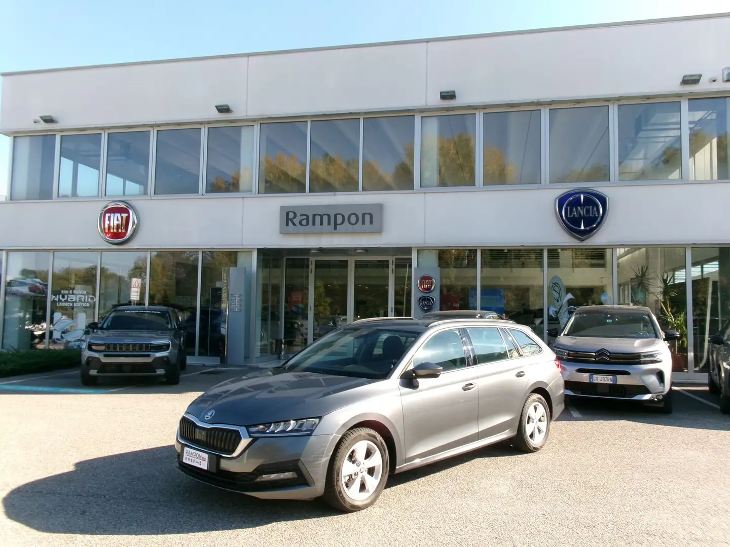 Skoda Octavia Octavia 1.6 TDI CR 115 CV DSG Wagon Executive Grau - 1