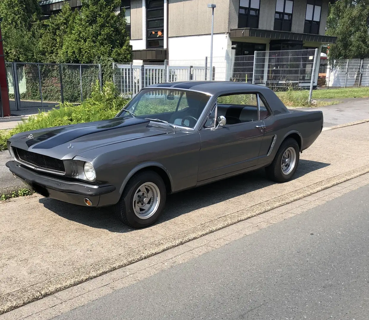 Ford Mustang Grau - 1