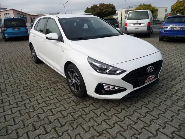 Hyundai i30 Select Mild Hybrid+Autom+Navi+SHZ+Cam+Tempo+1.Hand+4x Bremsen & Motorölwechsel NEU