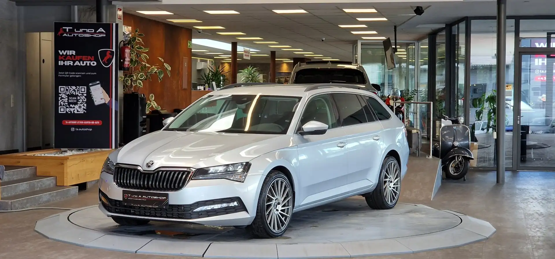 Skoda Superb Combi 2.0 TDI Ambition DSG *AHK*Lenkradheizung*Kam Silber - 1