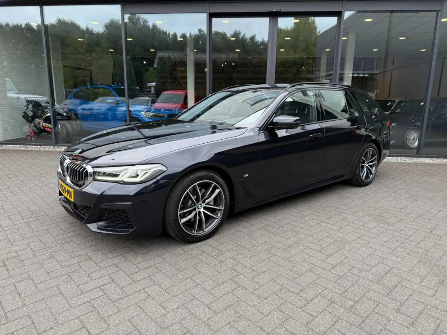 BMW 520 Touring 520i M-Sport LCI,Comfortstoelen,LED,Drivin Zwart - 1