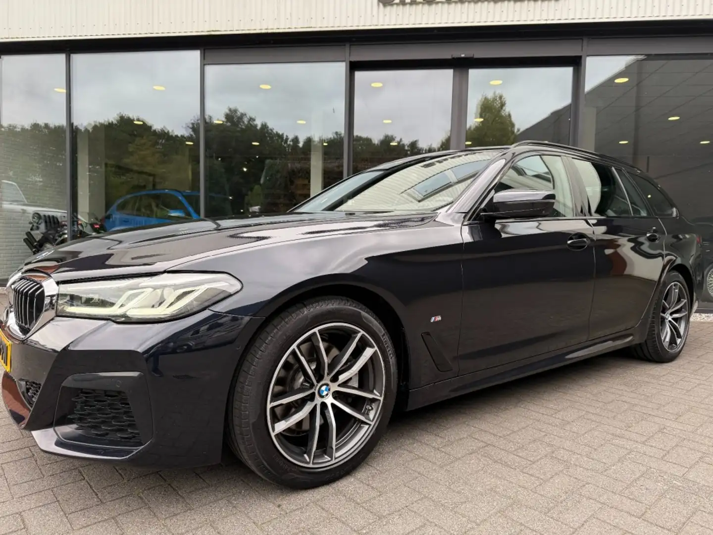 BMW 520 Touring 520i M-Sport LCI,Comfortstoelen,LED,Drivin Zwart - 2