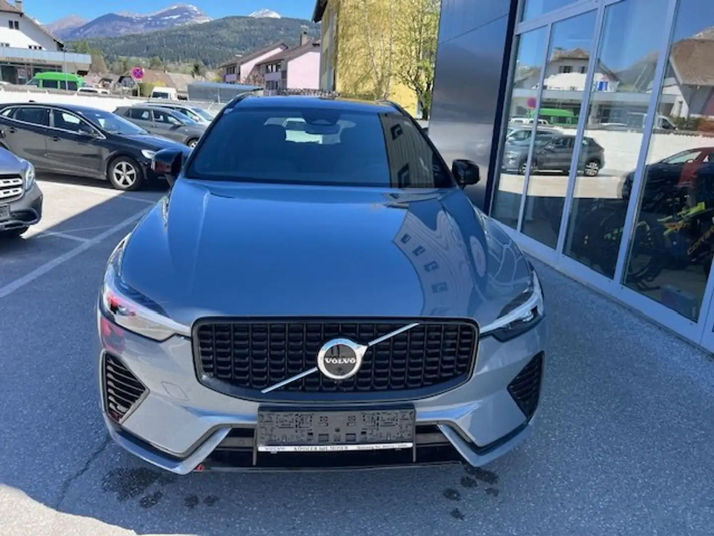 Volvo XC60 Plus Dark Recharge Plug-In Hybrid AWD *31.000km* Grau - 2