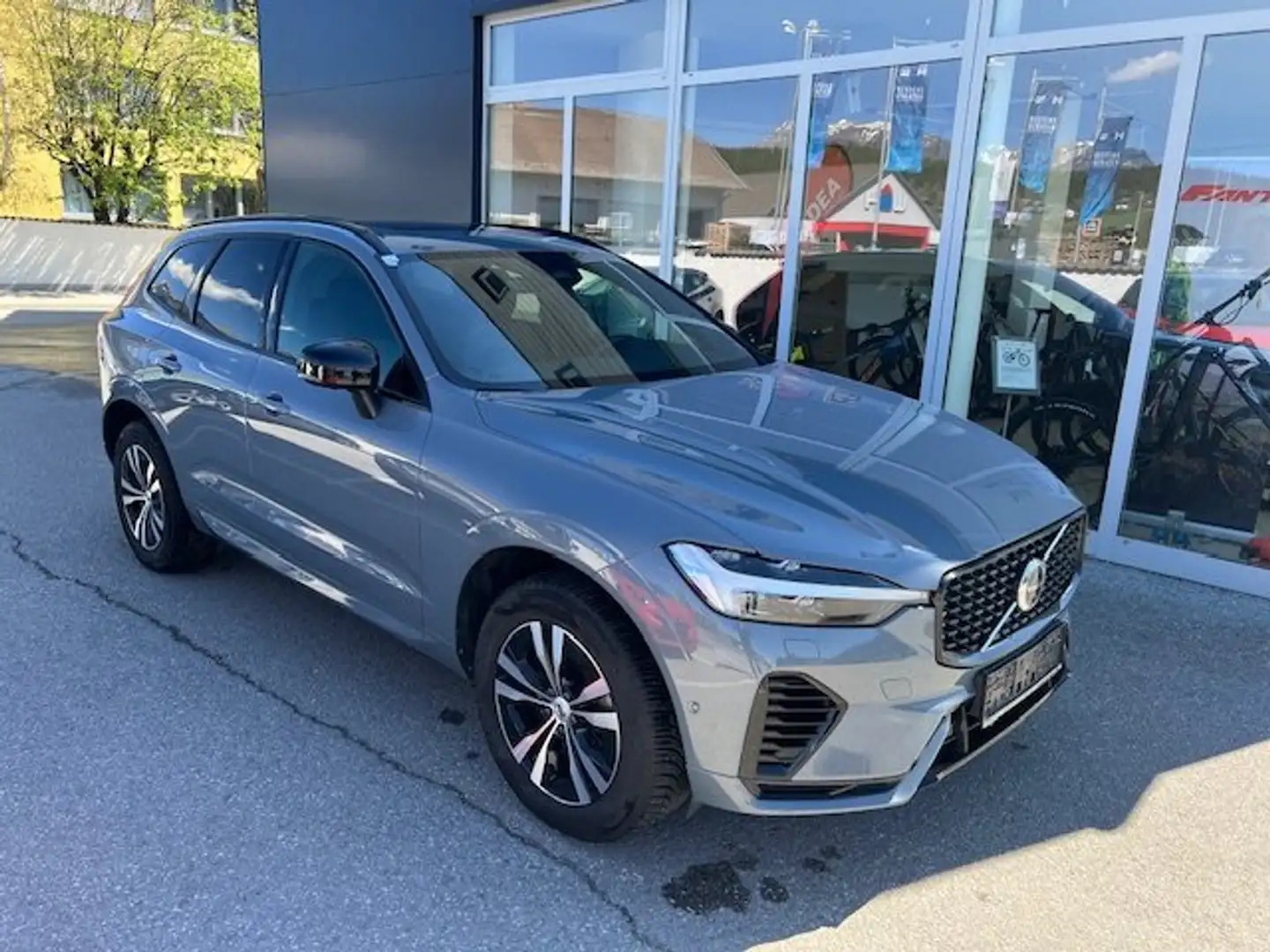 Volvo XC60 Plus Dark Recharge Plug-In Hybrid AWD *31.000km* Grau - 1