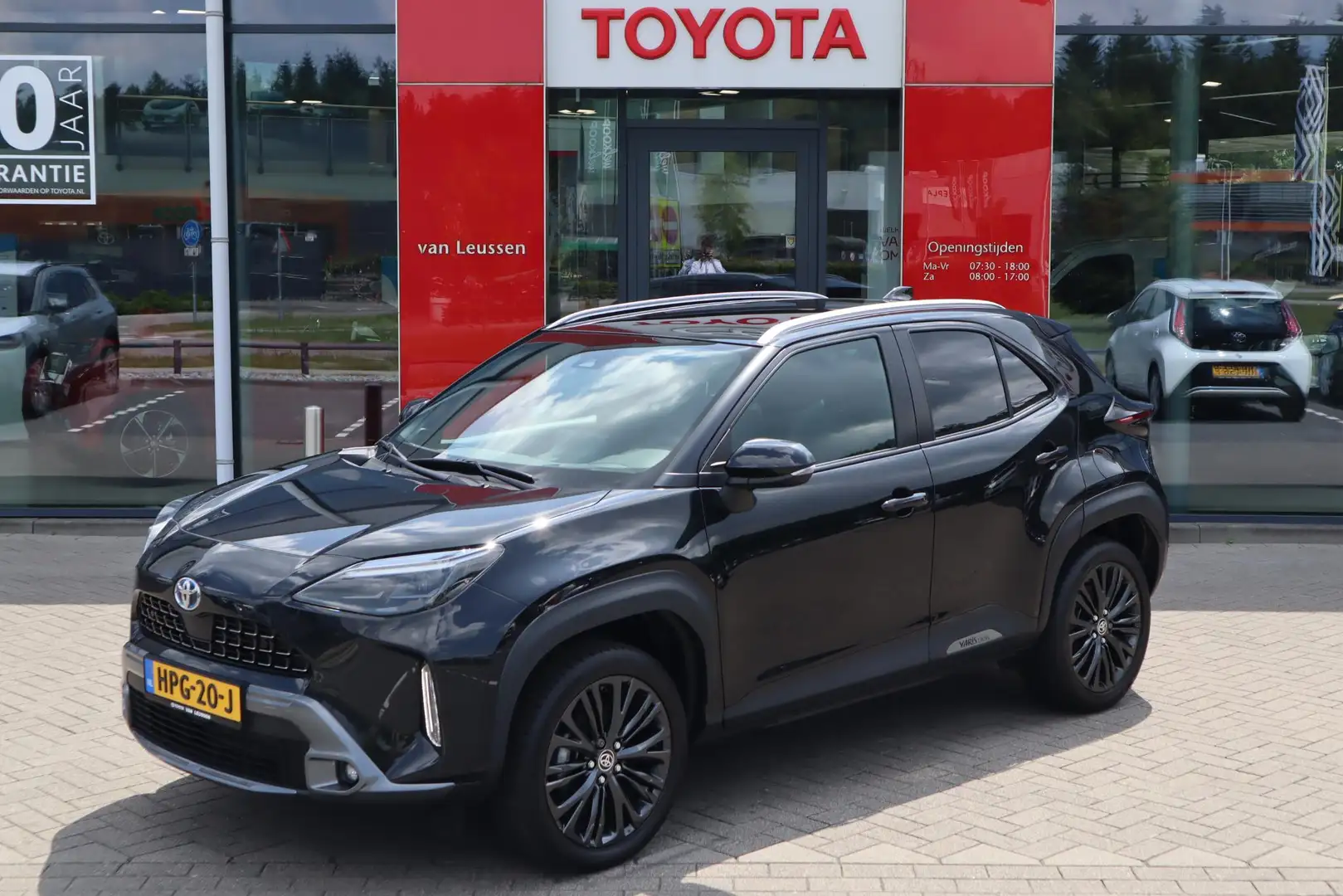 Toyota Yaris Cross 1.5 HYBRID ADVENTURE HEAD-UP APPLE/ANDROID PANORAM Zwart - 1