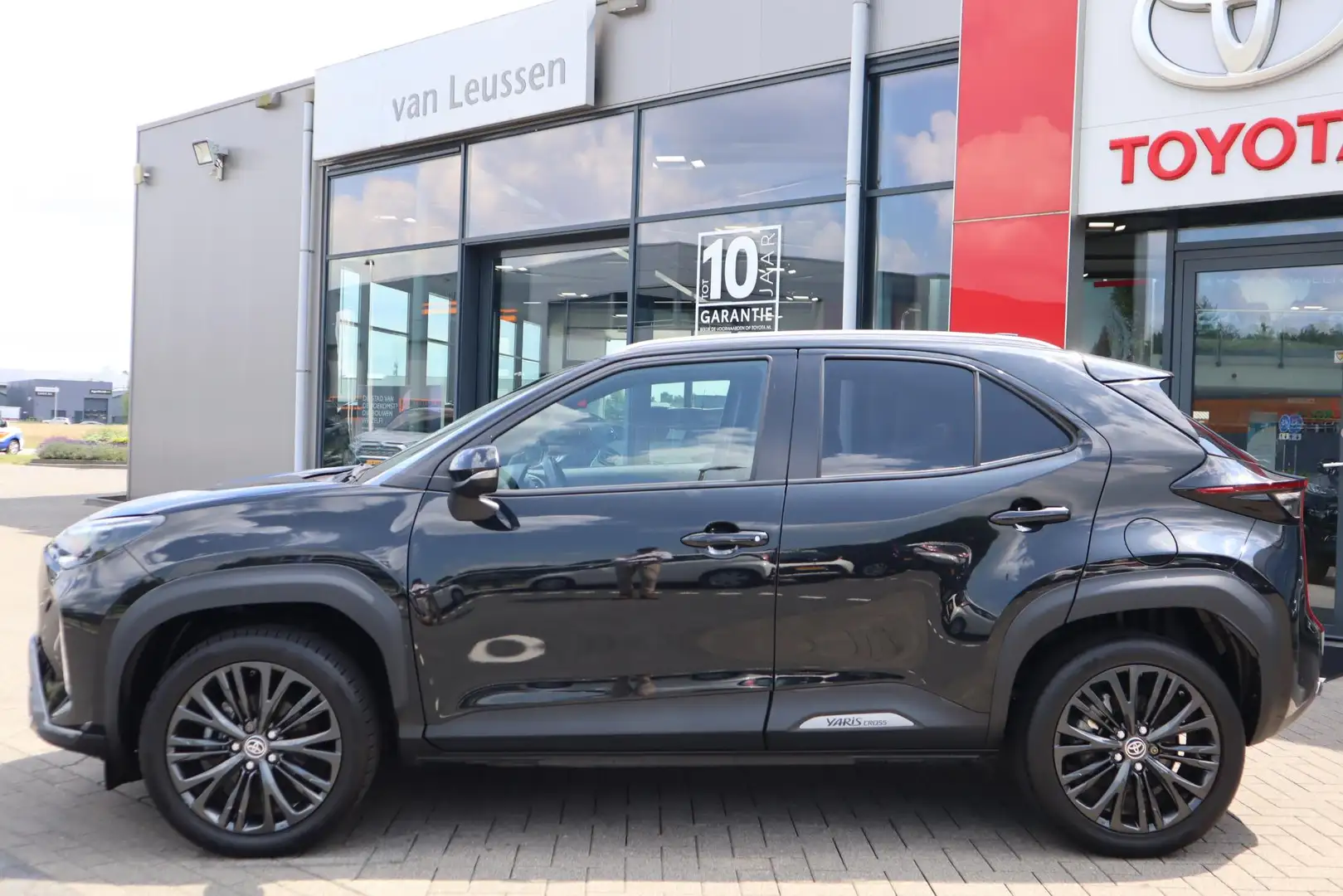 Toyota Yaris Cross 1.5 HYBRID ADVENTURE HEAD-UP APPLE/ANDROID PANORAM Zwart - 2