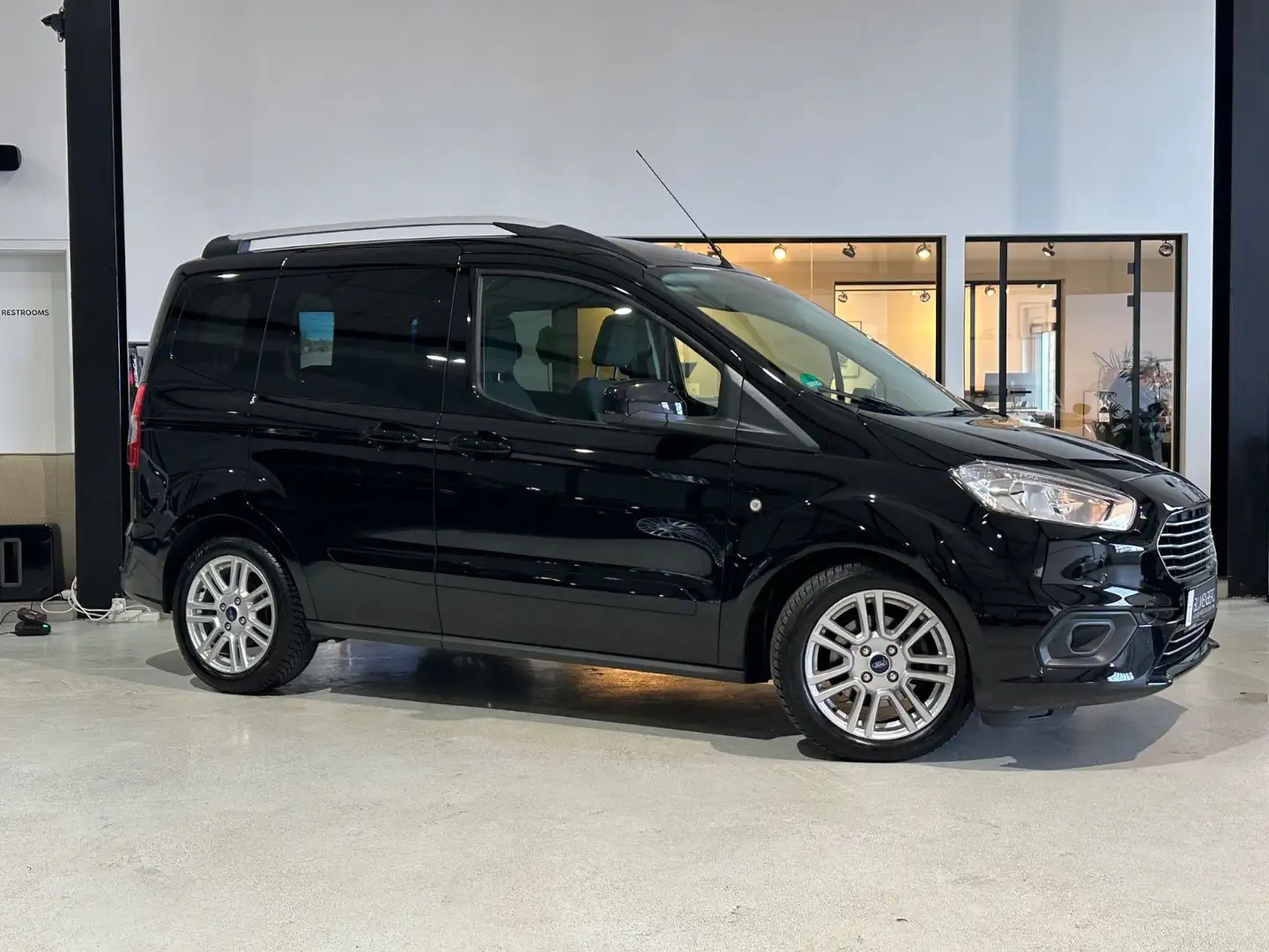 Ford Tourneo Courier Titanium *Navi,Apple,Kamera* Schwarz - 2