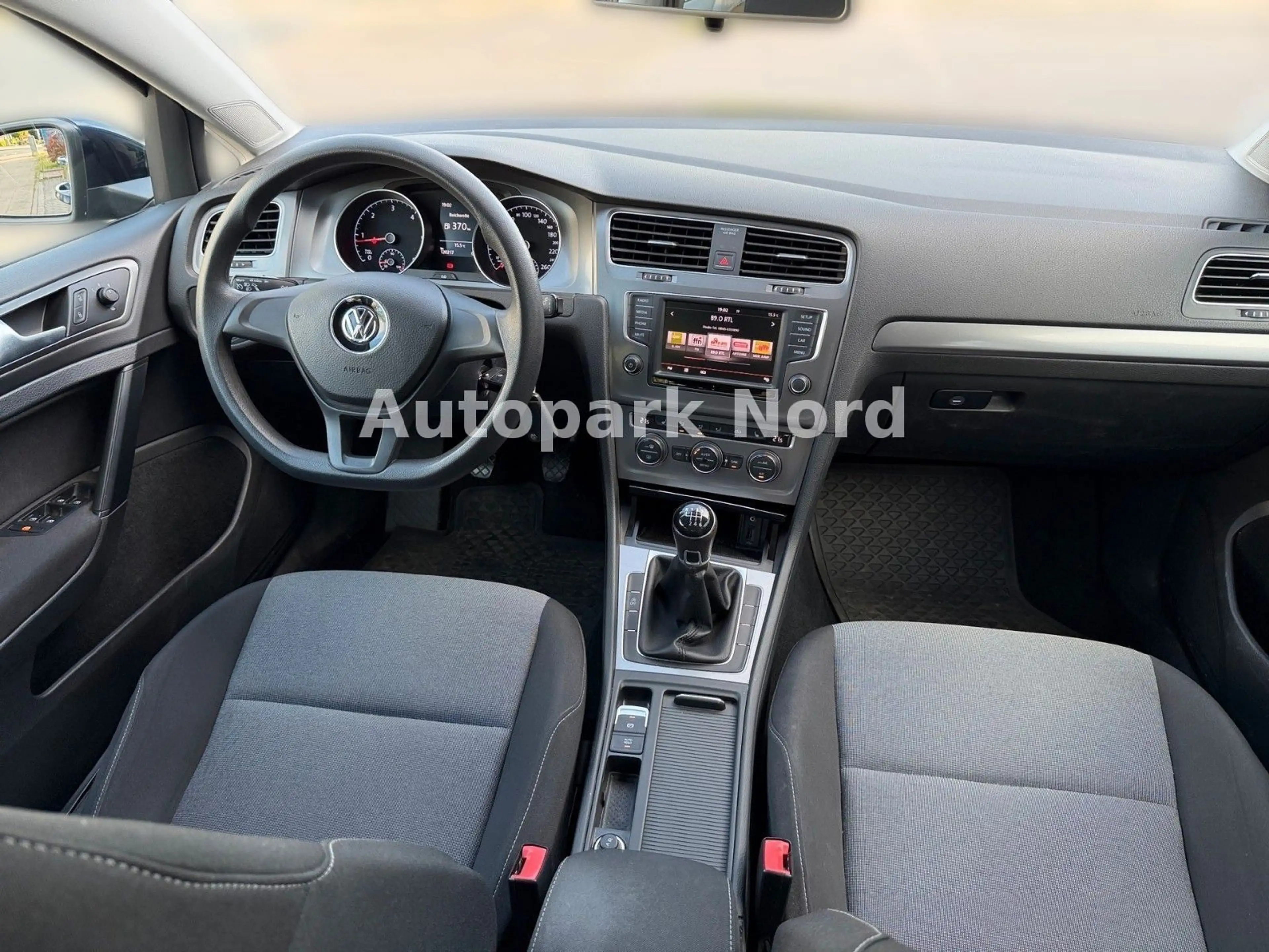 Volkswagen Golf VII 1.6 TDI Variant Trendline BlueMotion — photo 12