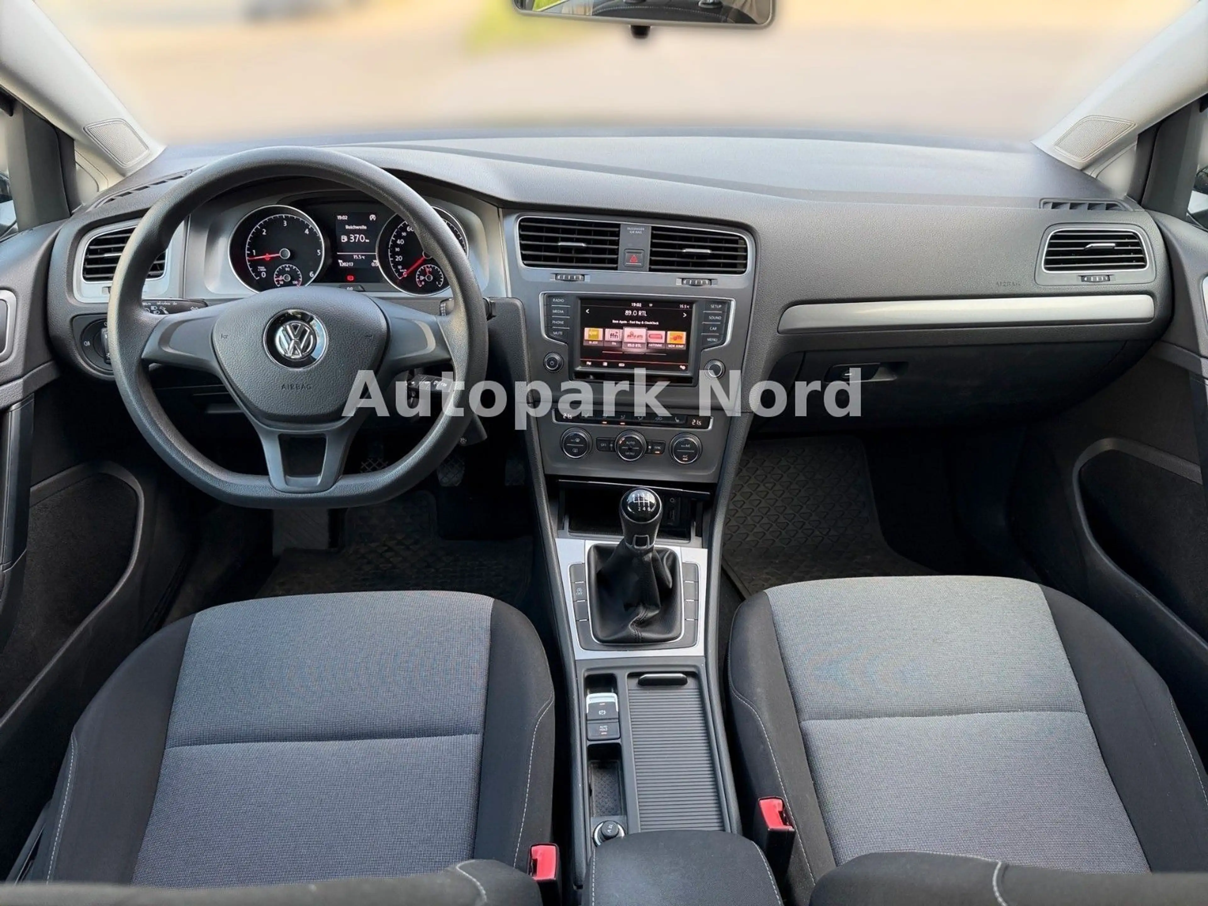 Volkswagen Golf VII 1.6 TDI Variant Trendline BlueMotion — photo 9