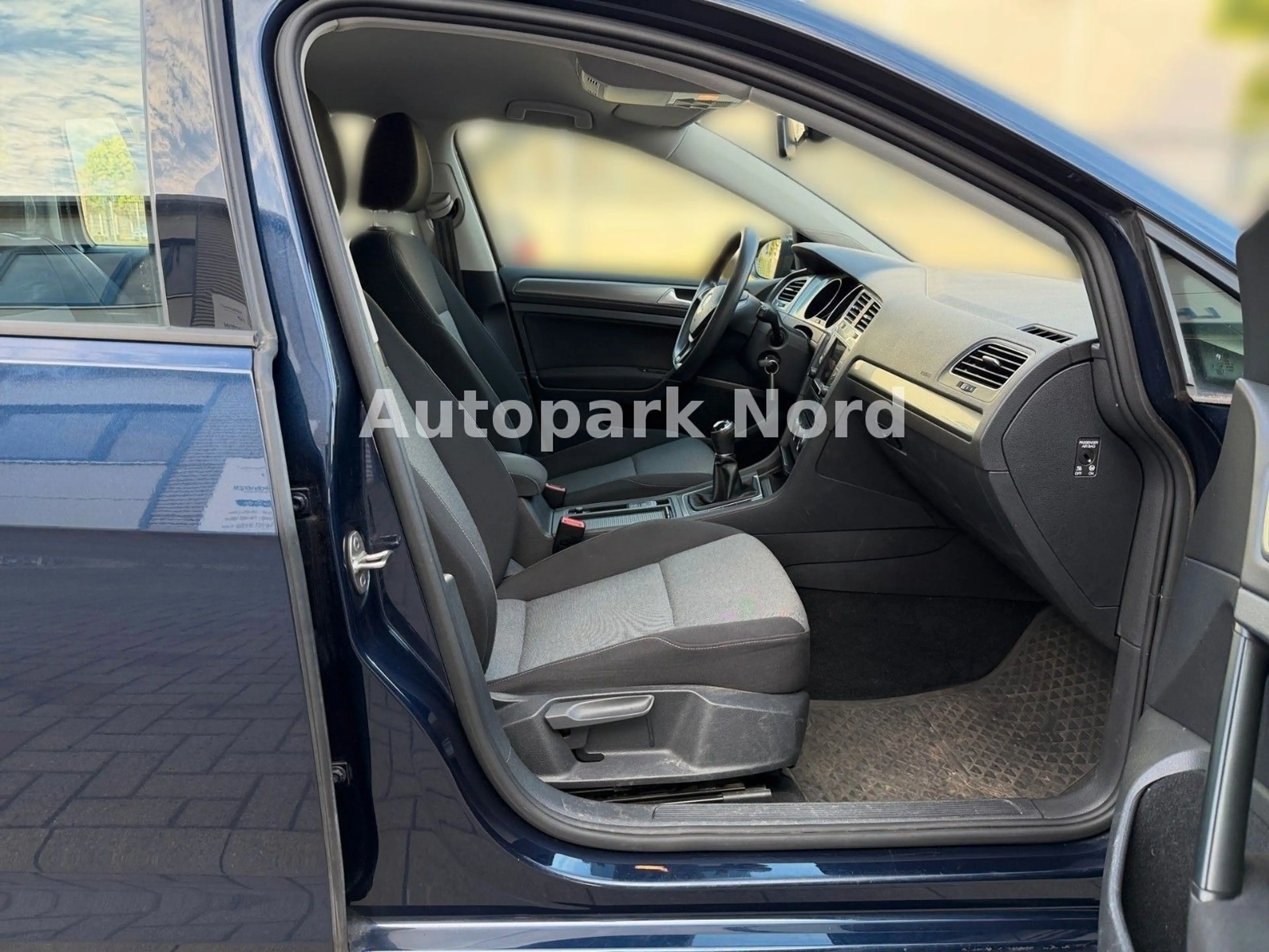 Volkswagen Golf VII 1.6 TDI Variant Trendline BlueMotion — photo 11