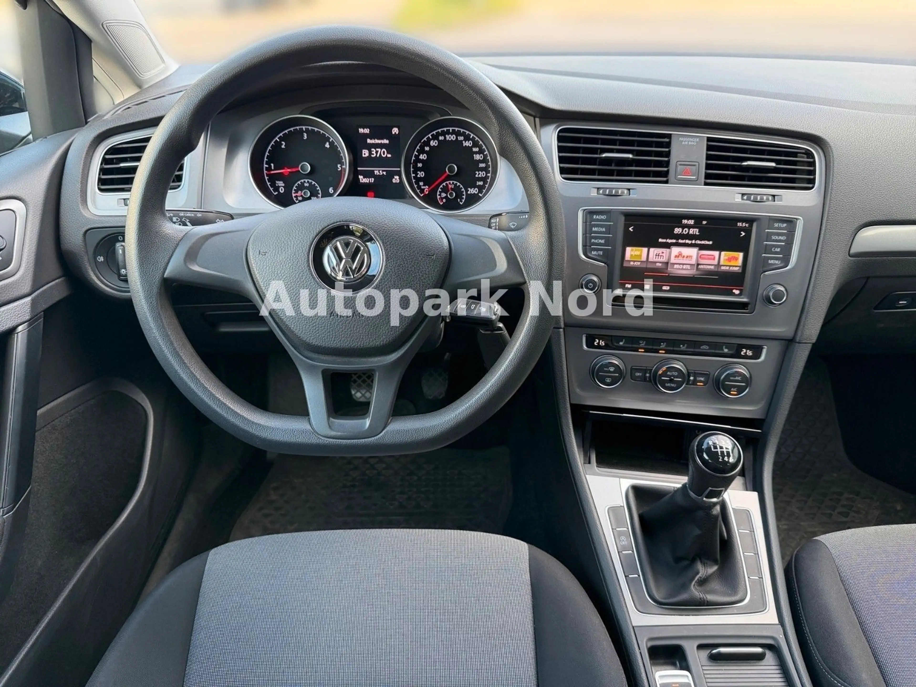 Volkswagen Golf VII 1.6 TDI Variant Trendline BlueMotion — photo 10