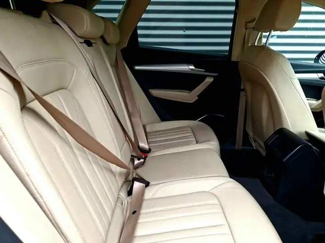 Audi Q5 view 10
