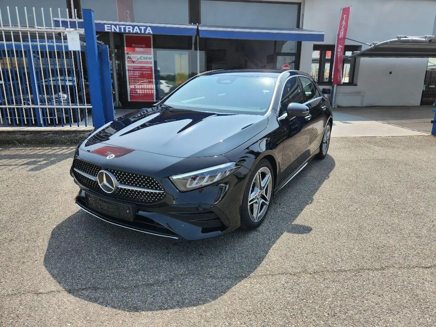 Mercedes-Benz A 180 Automatic Premium AMG  MILD HYBRID Černá - 2