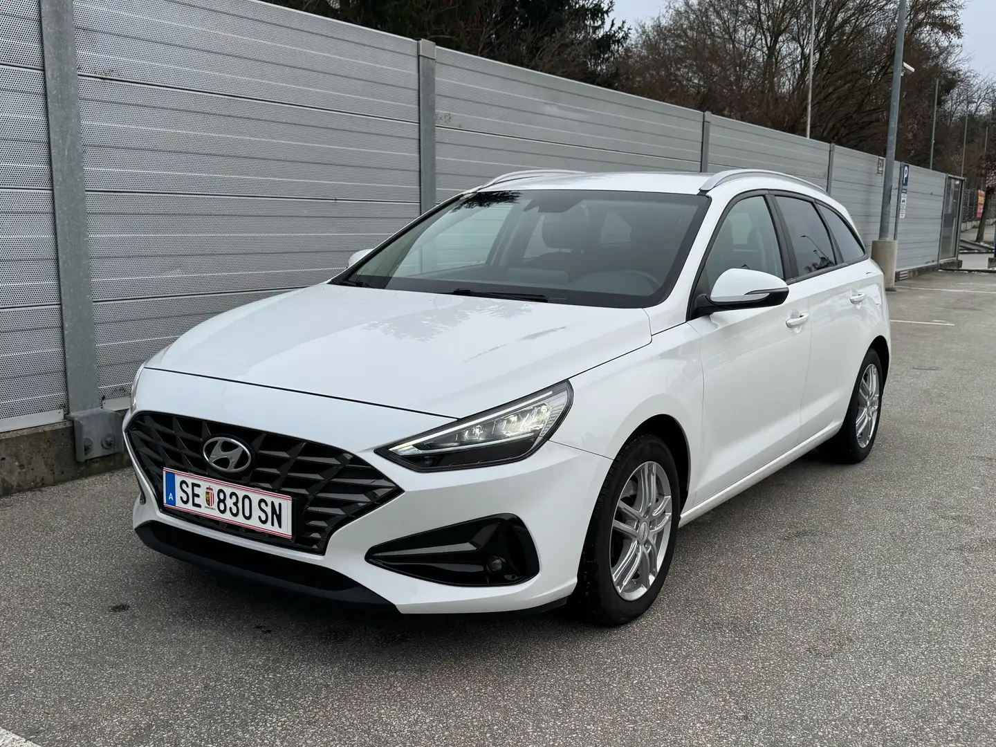 Hyundai i30 Facelift CW 1,6 CRDi Trend Line Kombi Weiß - 1