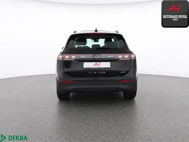 Volkswagen Tiguan view 4