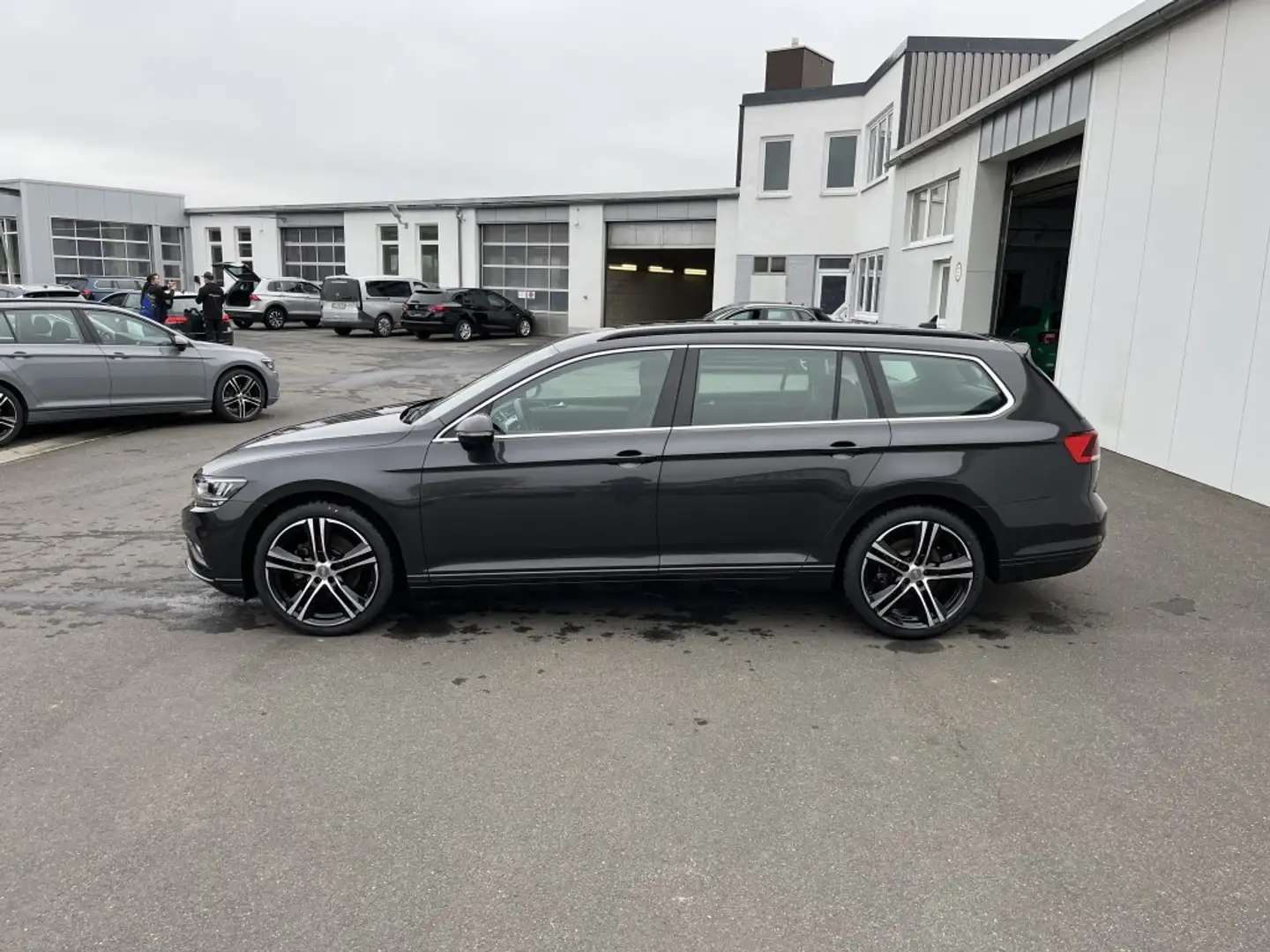 Volkswagen Passat Variant 2.0 TSI DSG Business R-Line Optik 158€ m. 20% An Grau - 2