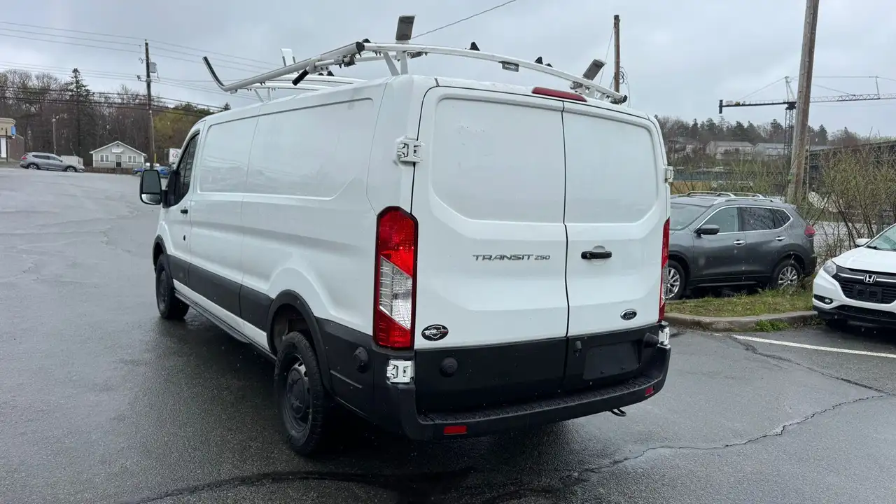 Ford Transit Cargo Van снимка Ford Transit Cargo Van