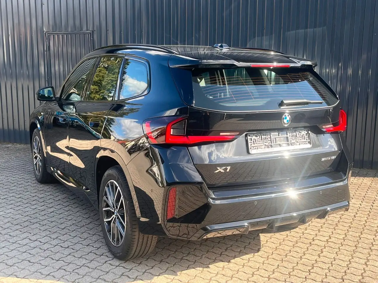 BMW X1 18i sDrive M SPORT / Kamera/adapLED/Komfortzu 9