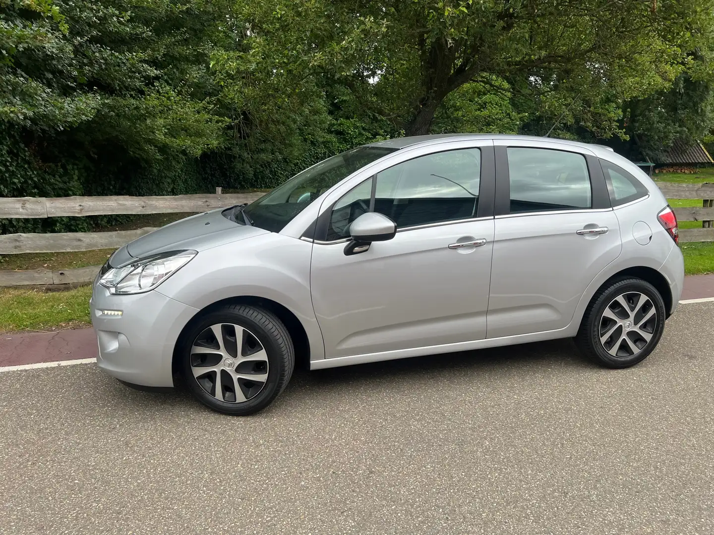 Citroen C3 1.2 PureTech Feel Edition Navi Clima AIRBAGS ZIJN Grijs - 2