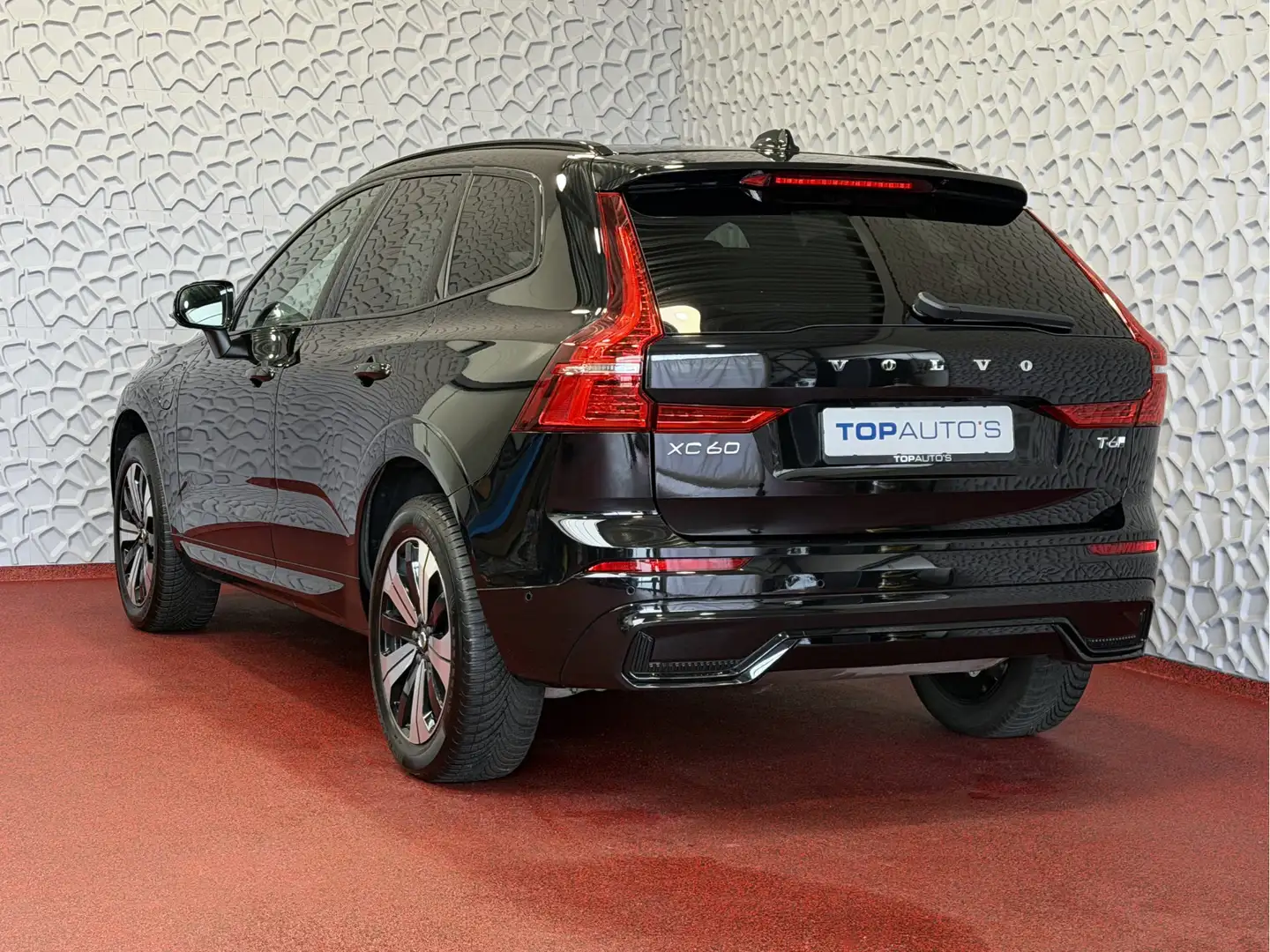 Volvo XC60 2.0 T6 350 PK PHEV AWD PLUS DARK + LONG RANGE PANO Schwarz - 2