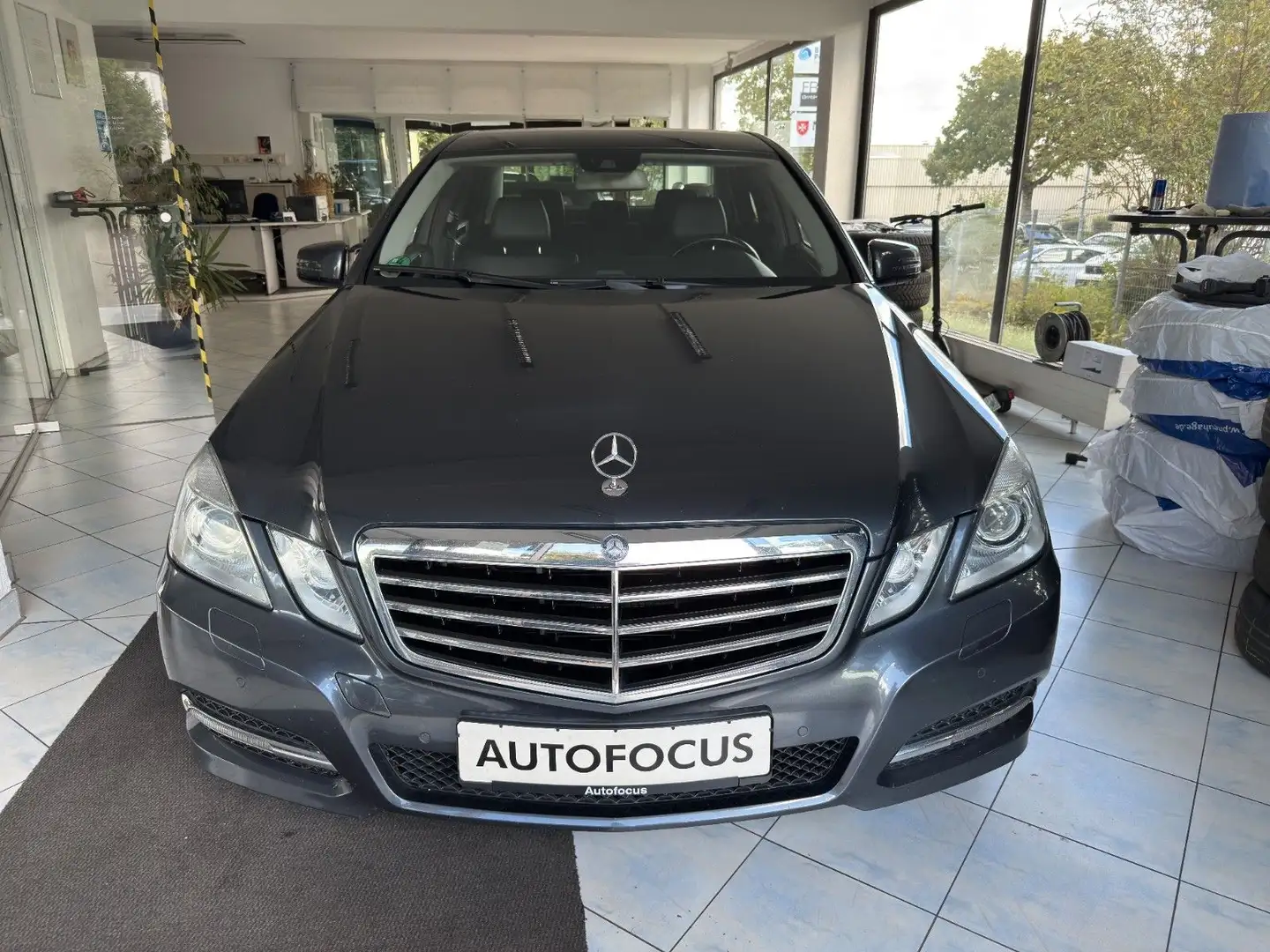 Mercedes-Benz E 220 CDI Lim. BlueEfficiency*Avantgarde Gris - 2