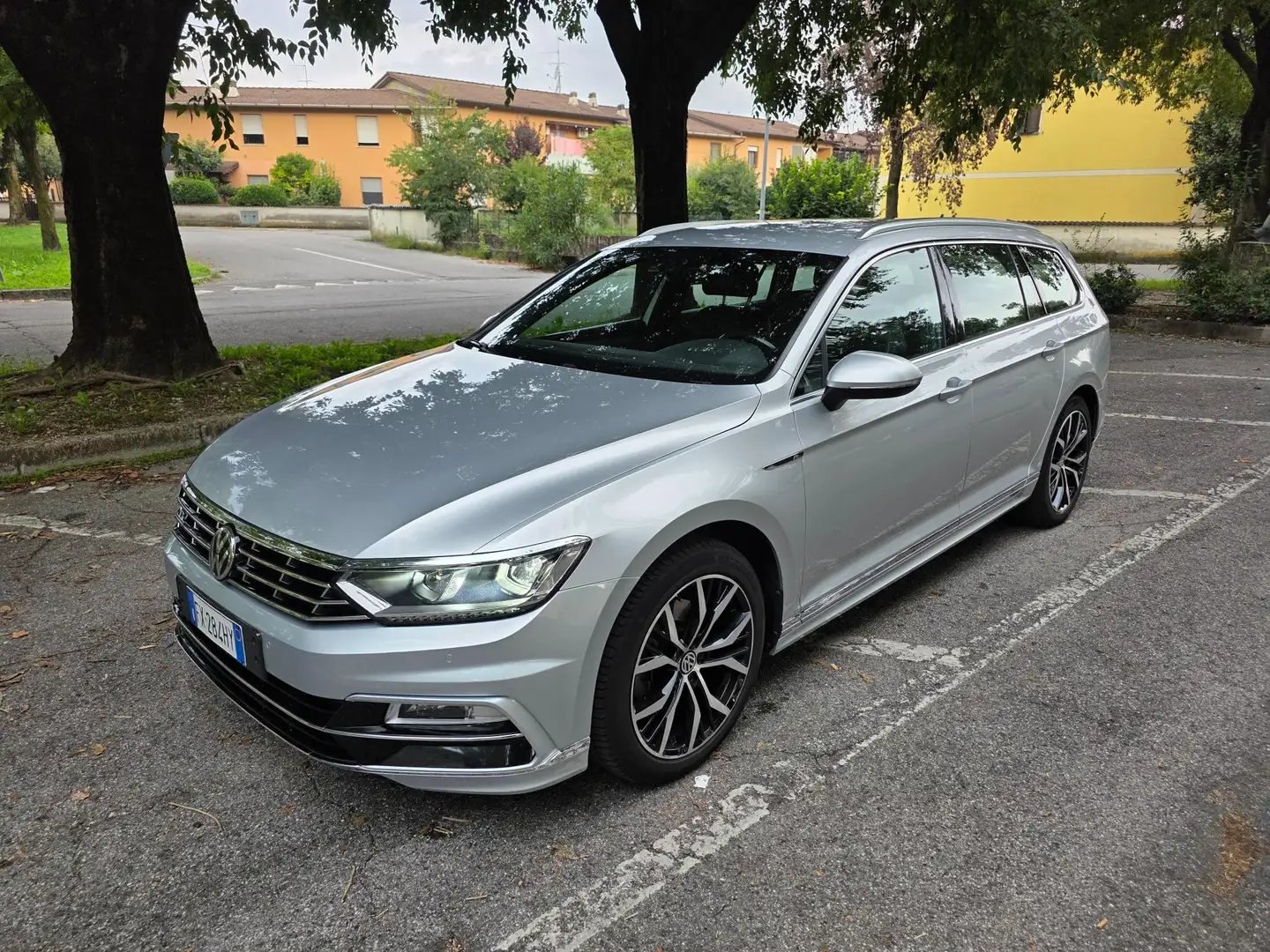 Volkswagen Passat Variant 2.0 tdi Executive 150cv dsg 7m R LINE Gris - 1