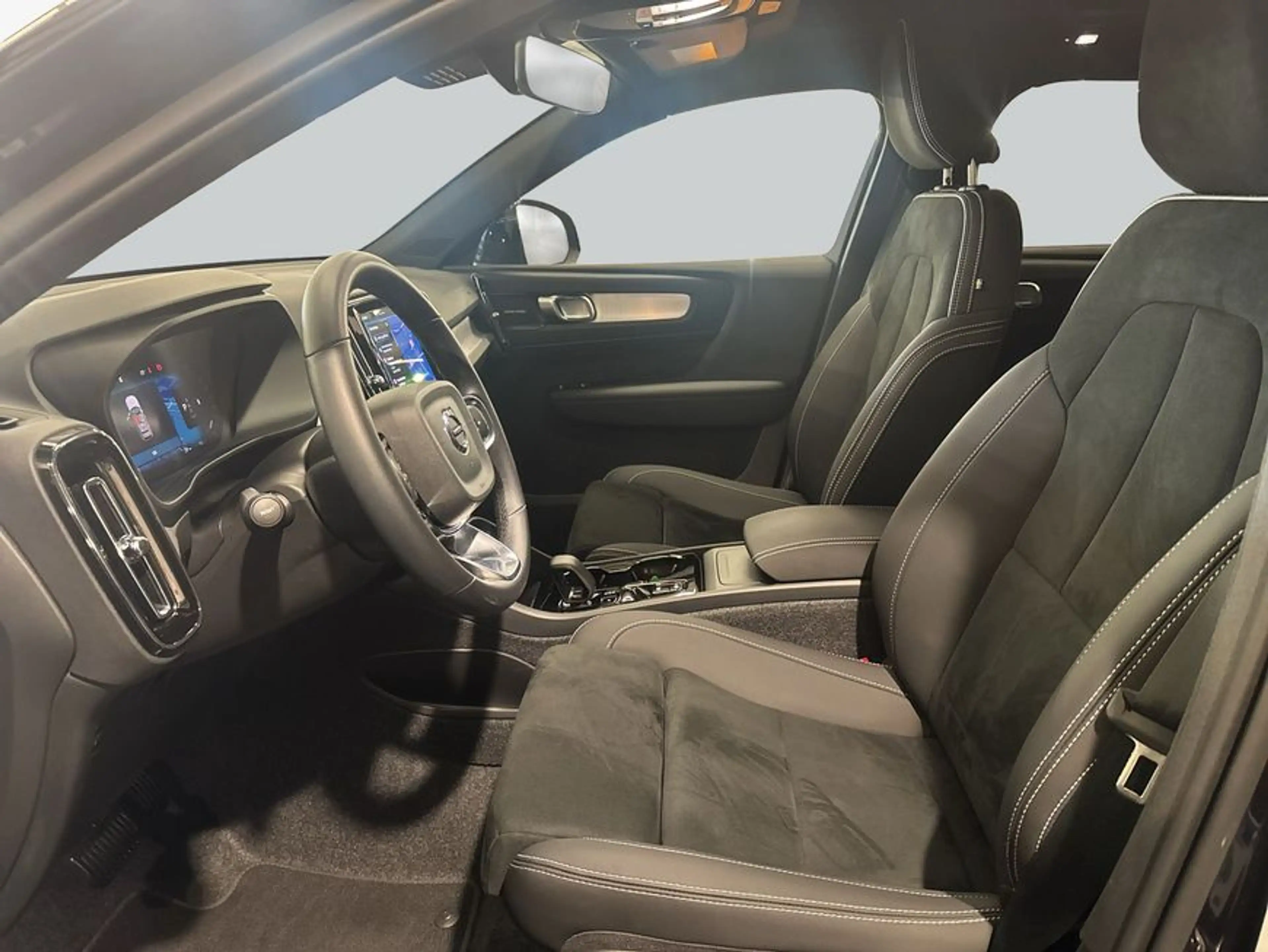 Volvo XC40 XC40 B3 B DKG Plus Black Edition — photo 9