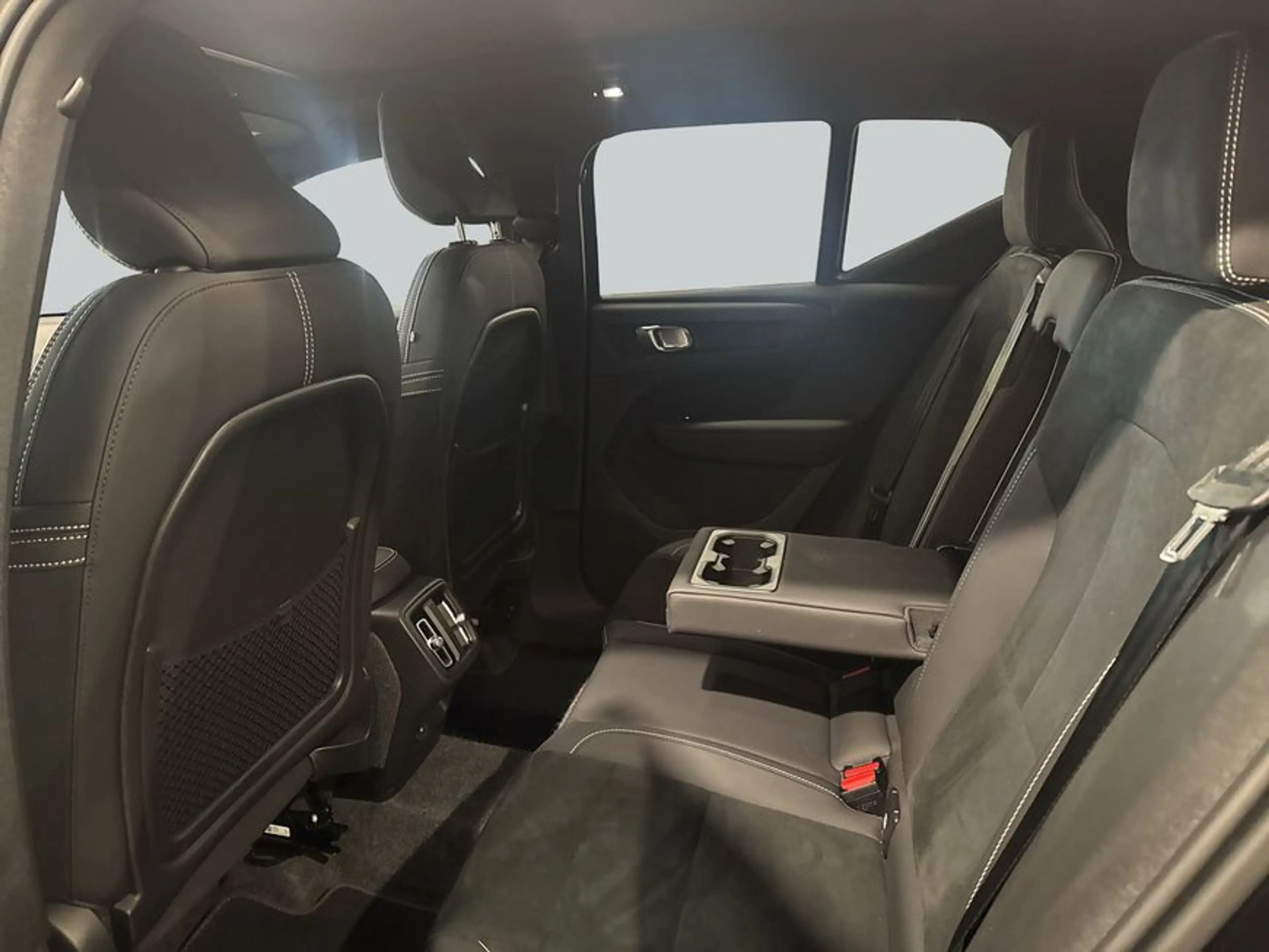 Volvo XC40 XC40 B3 B DKG Plus Black Edition — photo 11