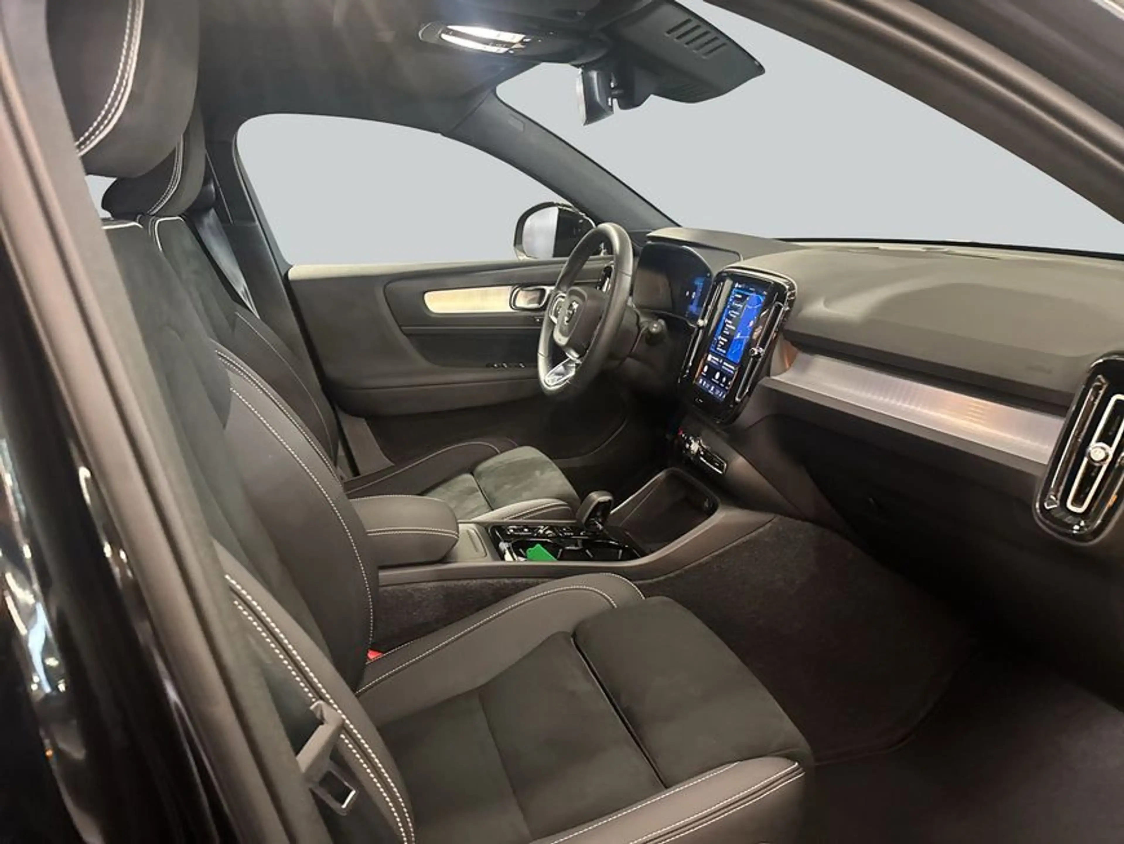 Volvo XC40 XC40 B3 B DKG Plus Black Edition — photo 12