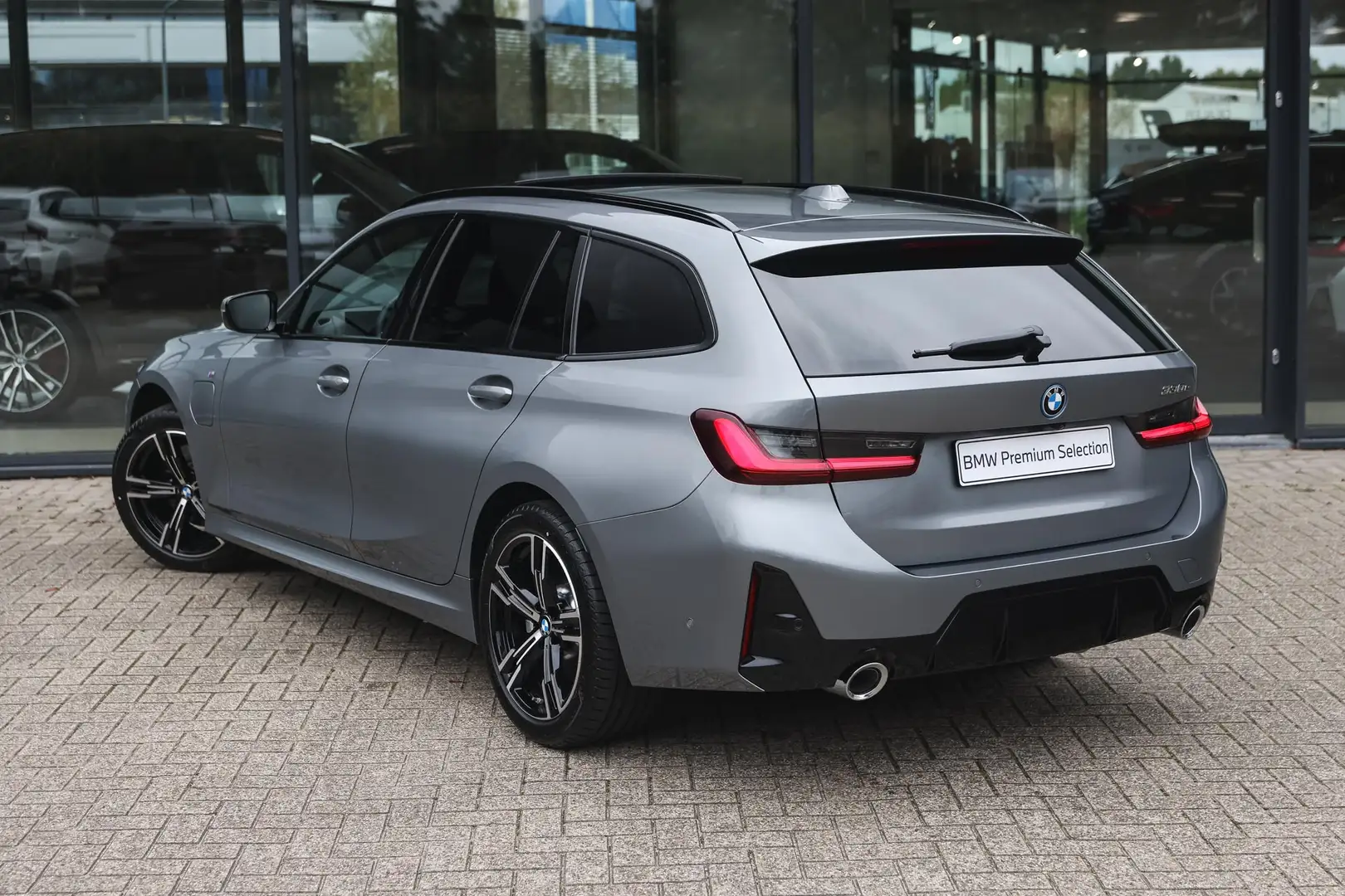 BMW 330 3 Serie Touring 330e M Sport Automaat / Panoramada Grijs - 2