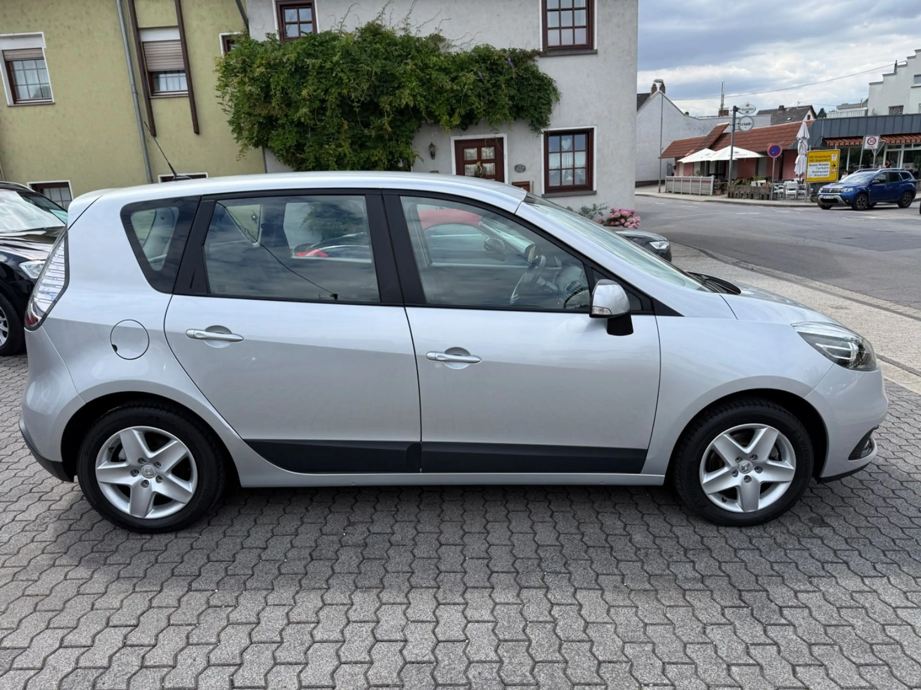 Renault Scenic III TomTom Edition 1.6 Klima SHZ Navi 19% — photo 12