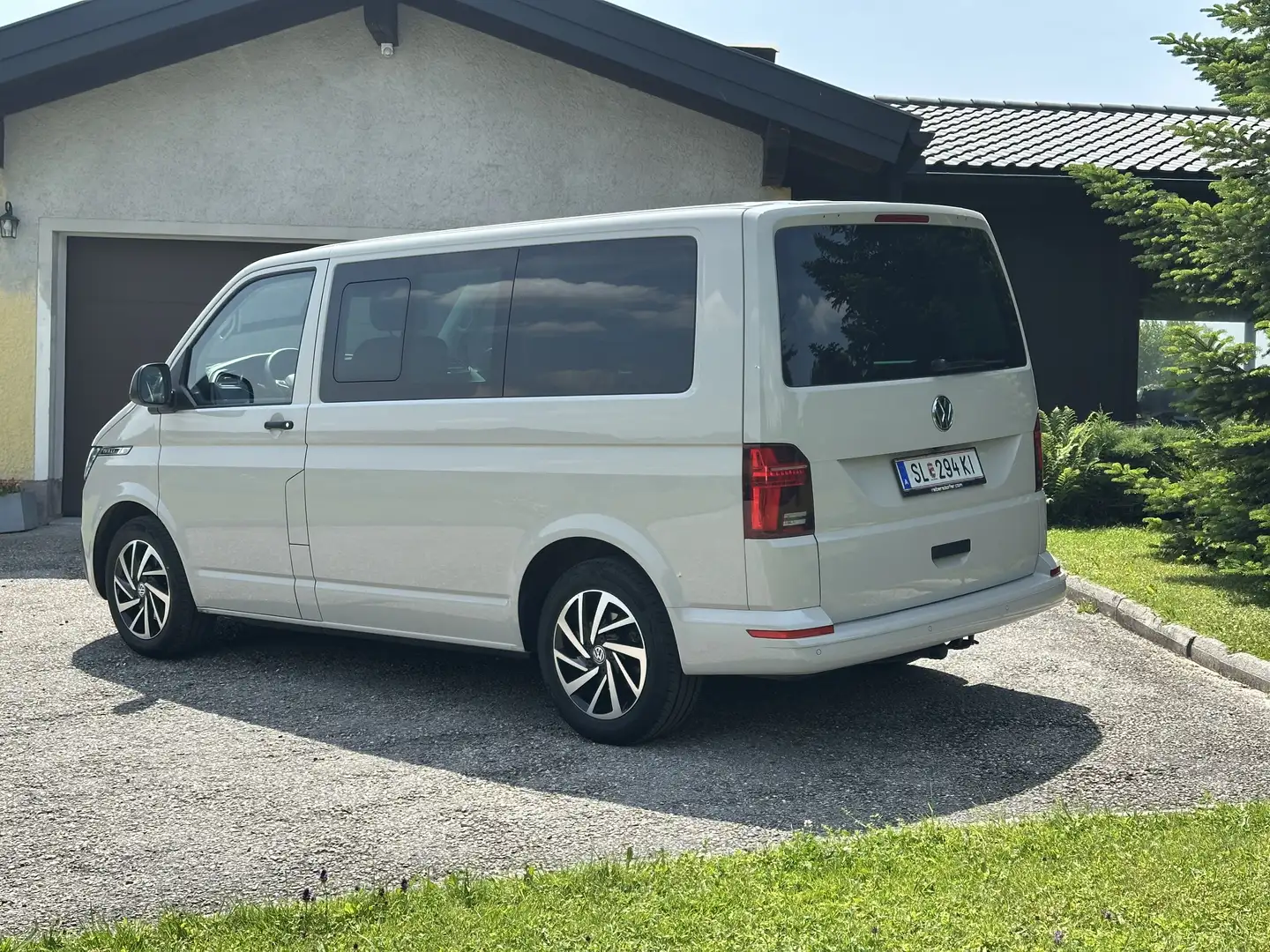 Volkswagen T6.1 Multivan Trendline TDI 4motion Grau - 2