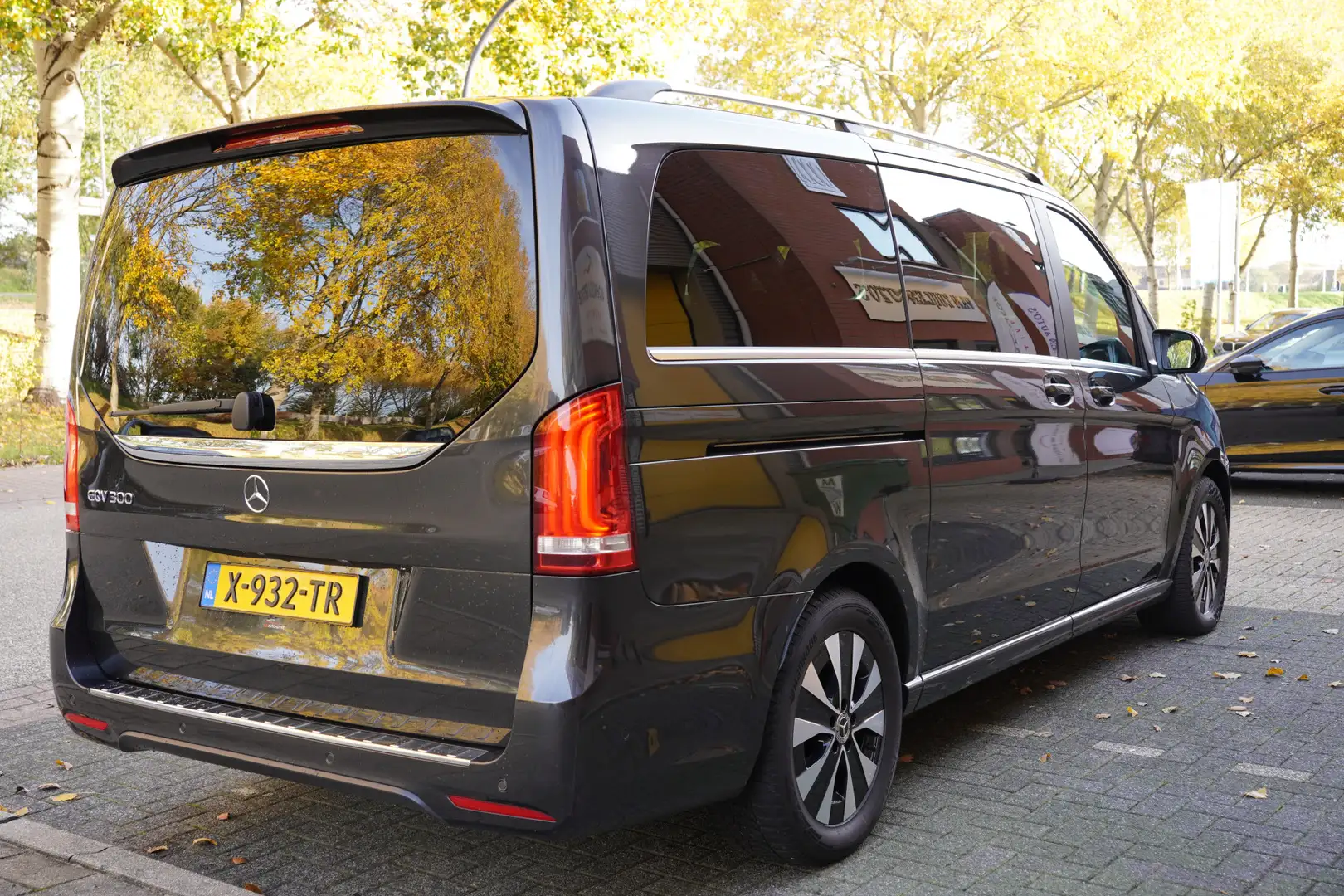 Mercedes-Benz EQV 300 L2 Avantgarde 90 kWh / Elk Deuren / 8 Persoons / C Grijs - 2