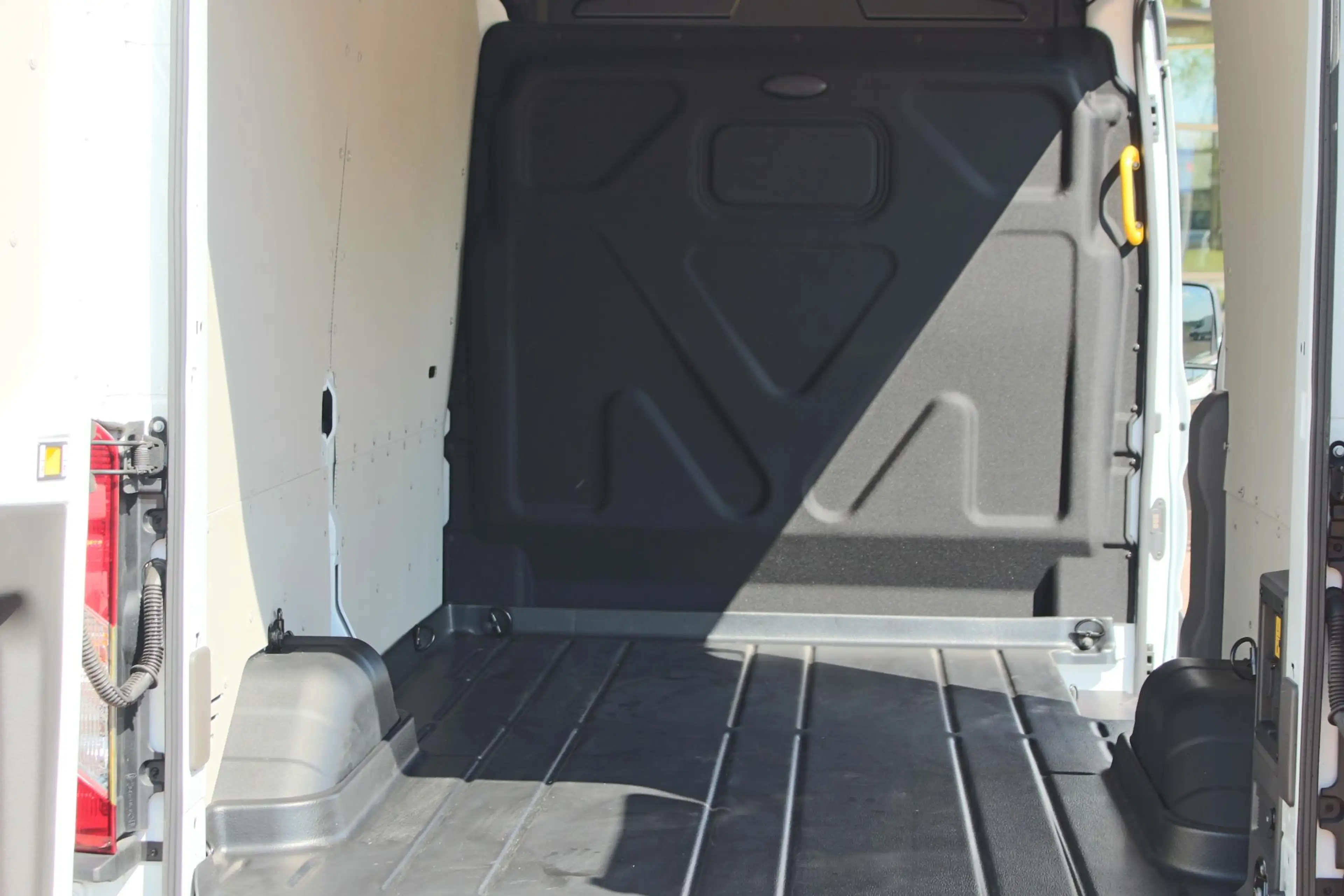 Ford E-Transit 350 L2H2 Trend 68 kWh Pro Power on board, Navigati — photo 18