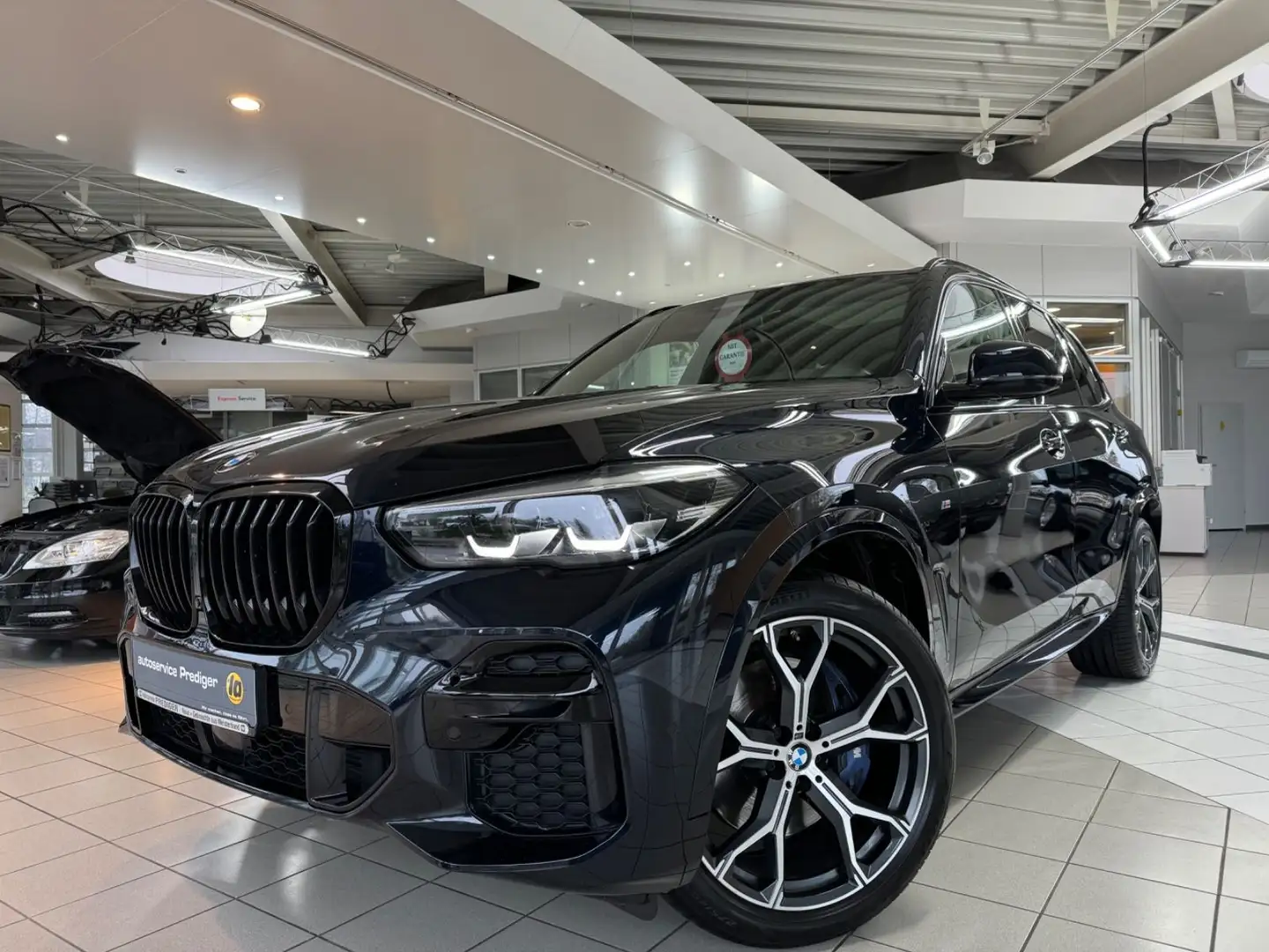 BMW X5 xDrive M Sport* Head-up*Standheizung*AHK+Pano Schwarz - 1
