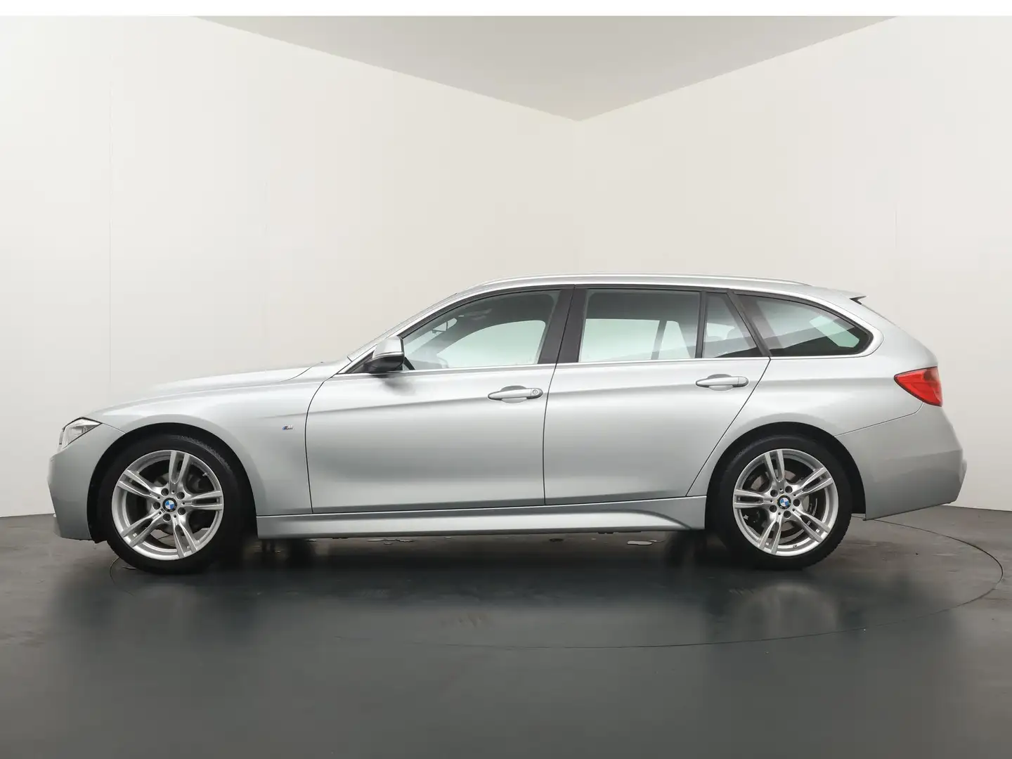 BMW 320 3-serie Touring 320i Executive - Navigatie - Trekh Grijs - 2