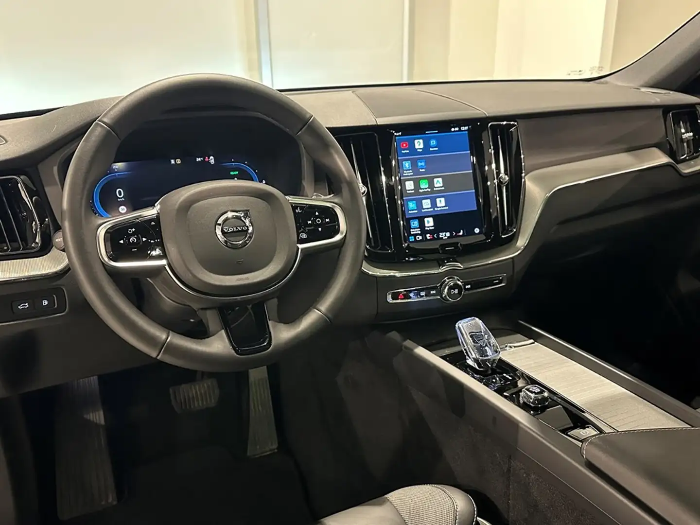 Volvo XC60 T6 Recharge Black Edition + ZETELVENTILATIE/TREKHA Zwart - 2