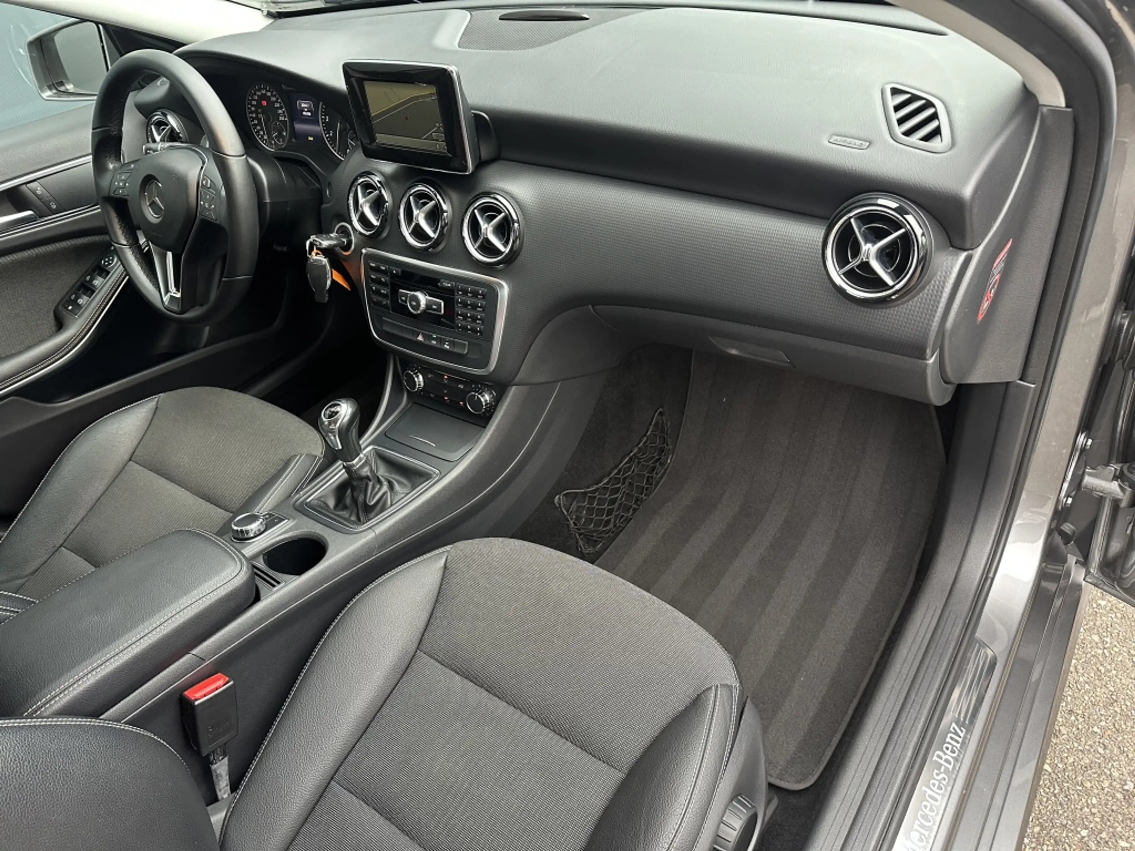 Mercedes-Benz A 180 123pk/ Climate Control / Navi / Parkeersensoren — photo 17