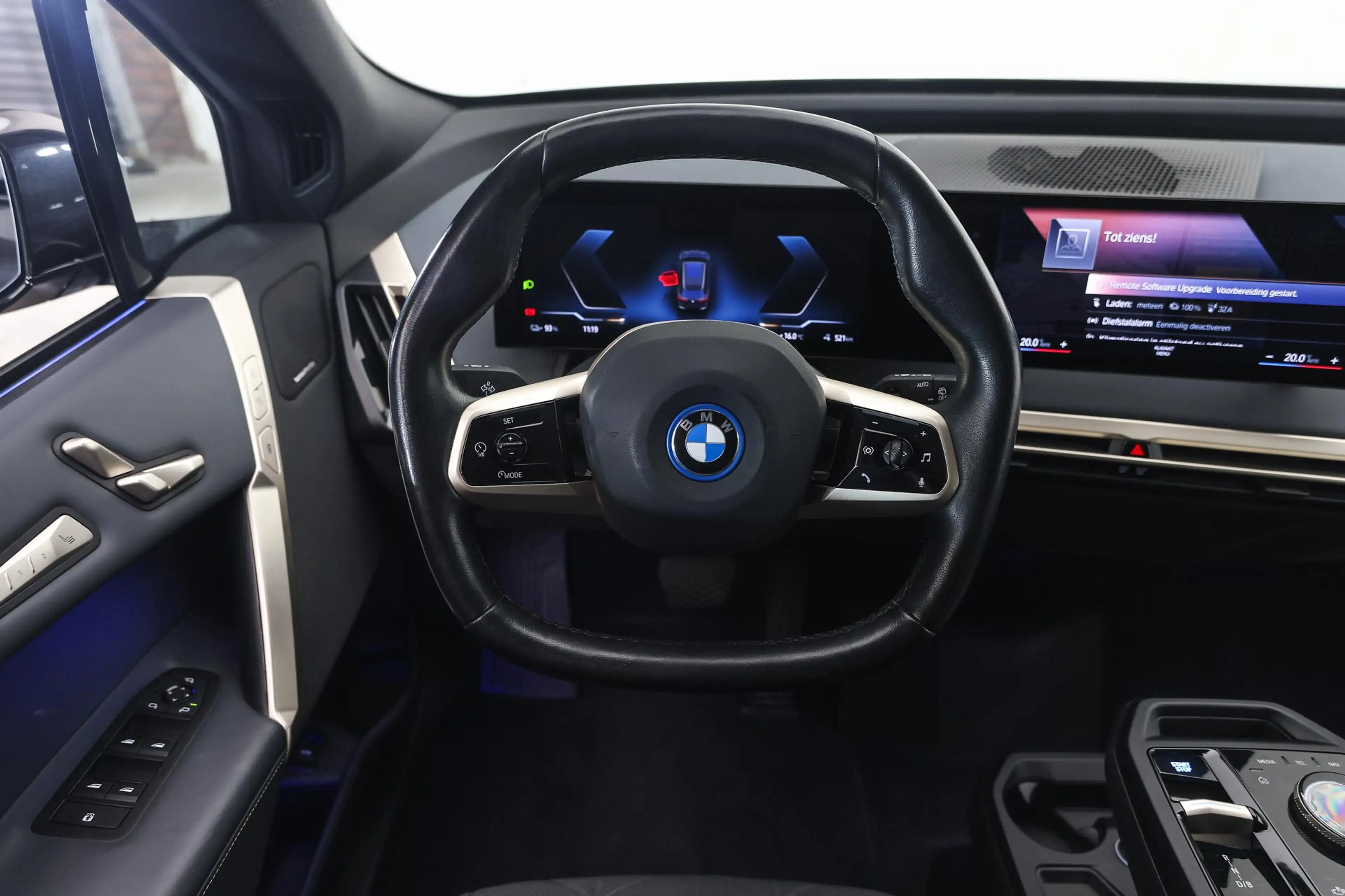 BMW iX xDrive50 / Sportpakket / Panoramadak Sky Lounge / — photo 3