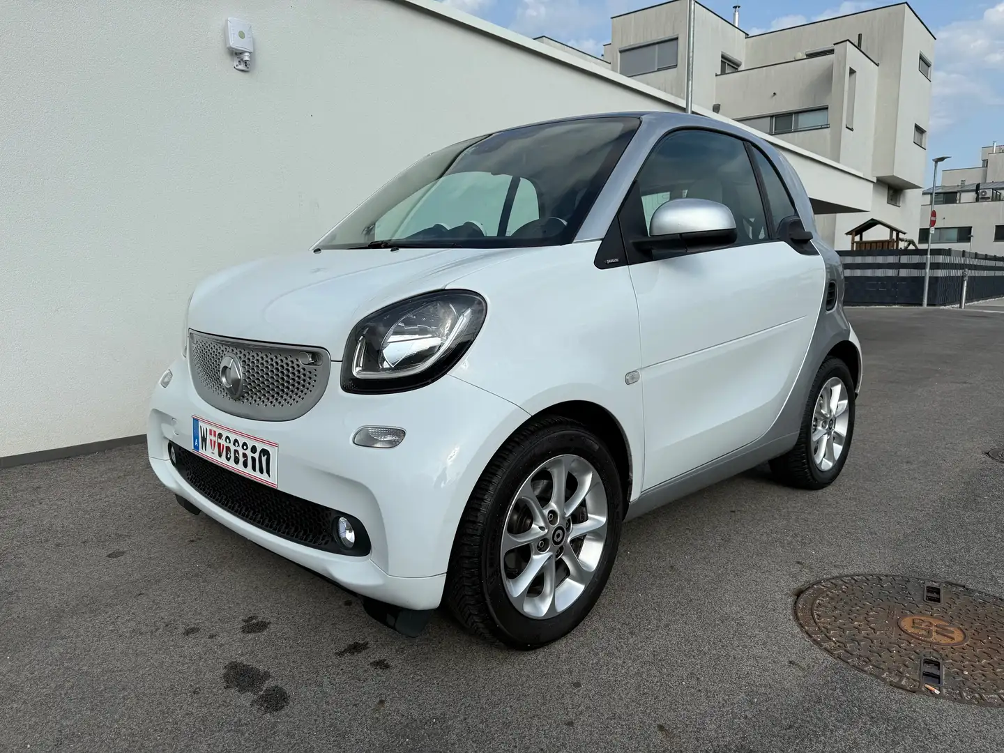 smart forTwo Passion - Navi, Apple CarPlay, Klima, Panorama Weiß - 1