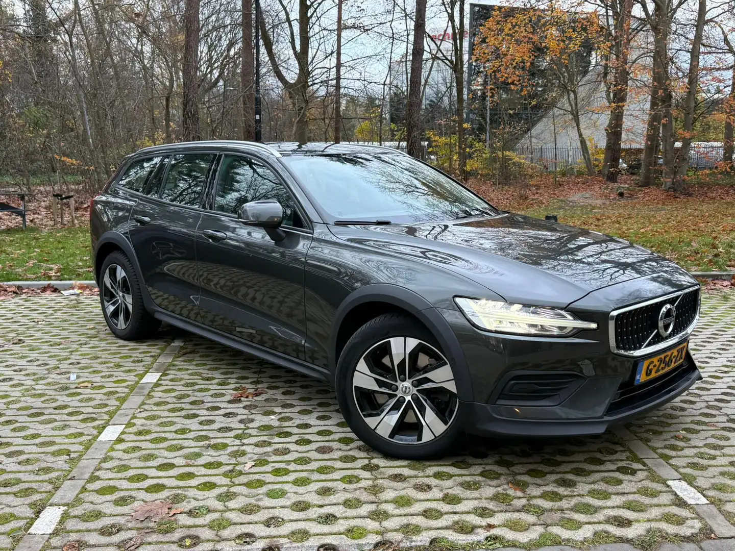 Volvo V60 Cross Country 2.0 T5 AWD Pro Grijs - 1