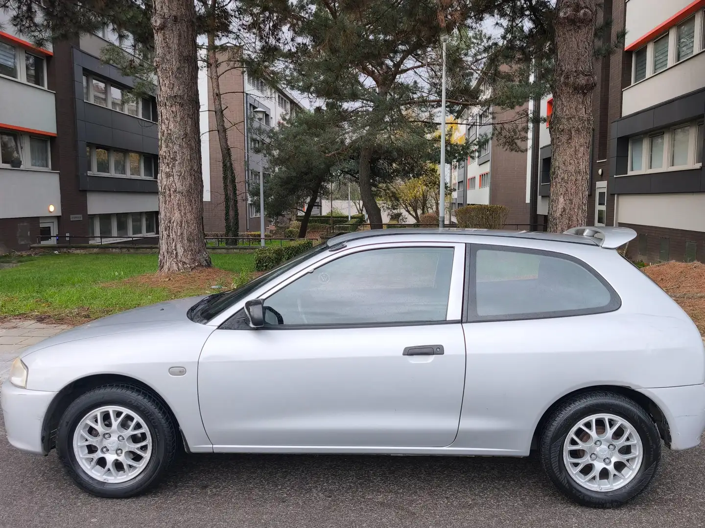 Mitsubishi Colt 1.3i 1.6v GL Roland Garros Gris - 2