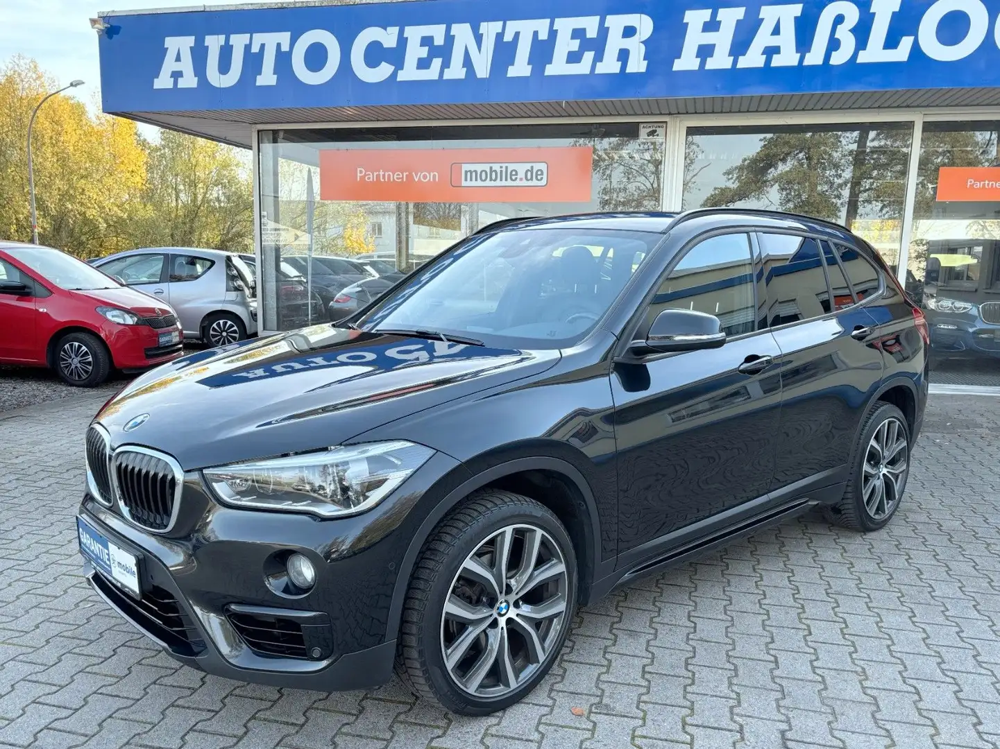 BMW X1 sDrive 18 i Sport Line*NAVI*LED*H/K*AHK*19" Schwarz - 1