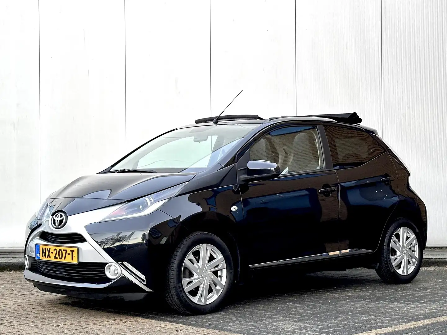 Toyota Aygo 1.0 VVT-i x-wave l Cabrio l Keyless l Clima l CarP Zwart - 1