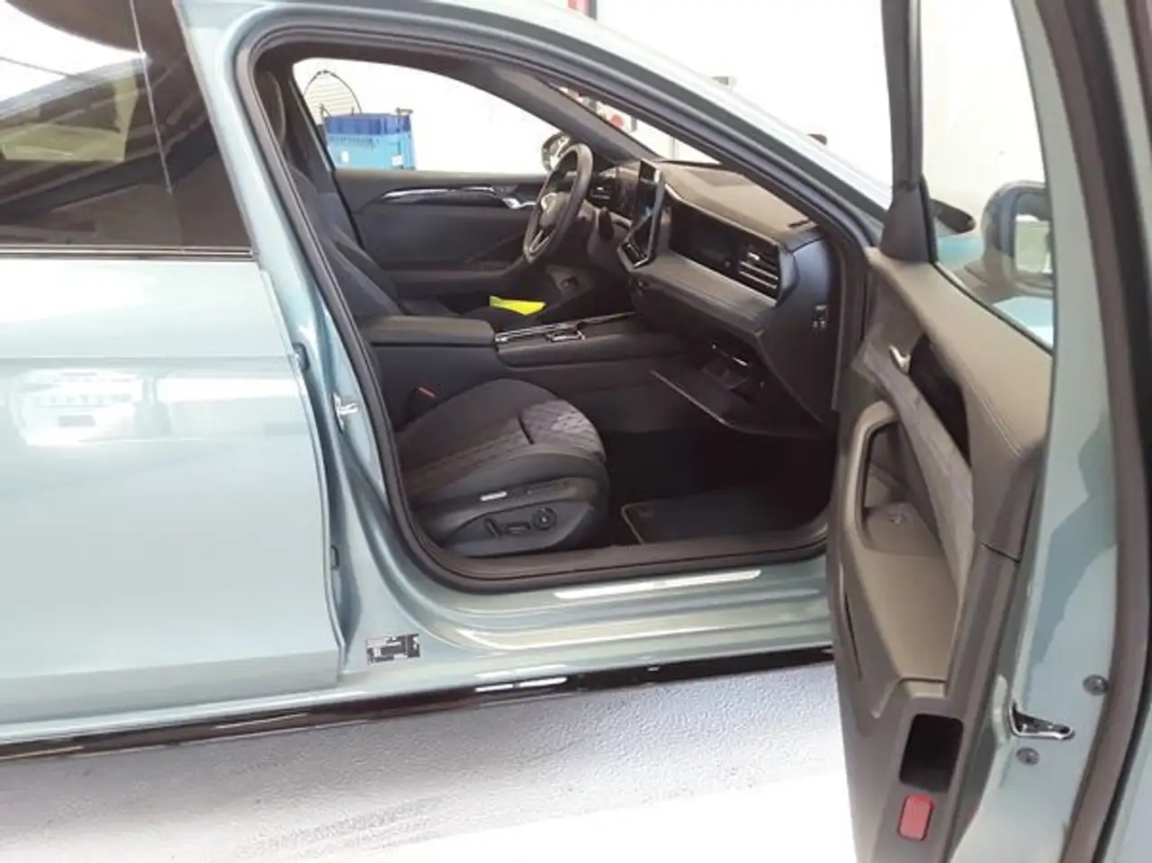 Volkswagen Passat R-Line 1,5 l eHybrid OPF 130 kW (177 PS) / 85 K..., миниатюра 7