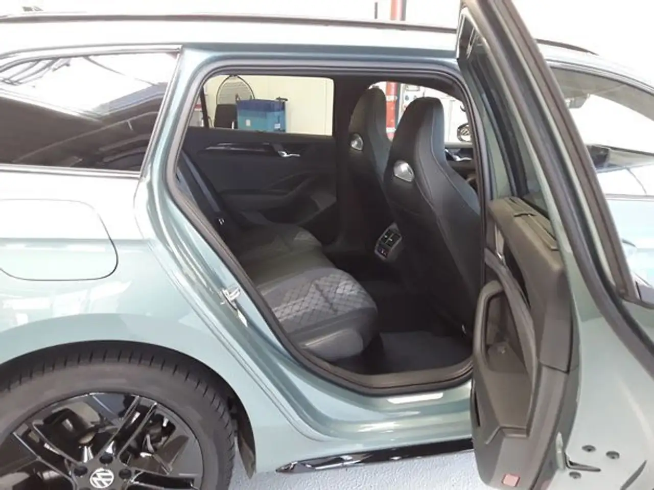 Volkswagen Passat R-Line 1,5 l eHybrid OPF 130 kW (177 PS) / 85 K..., миниатюра 8