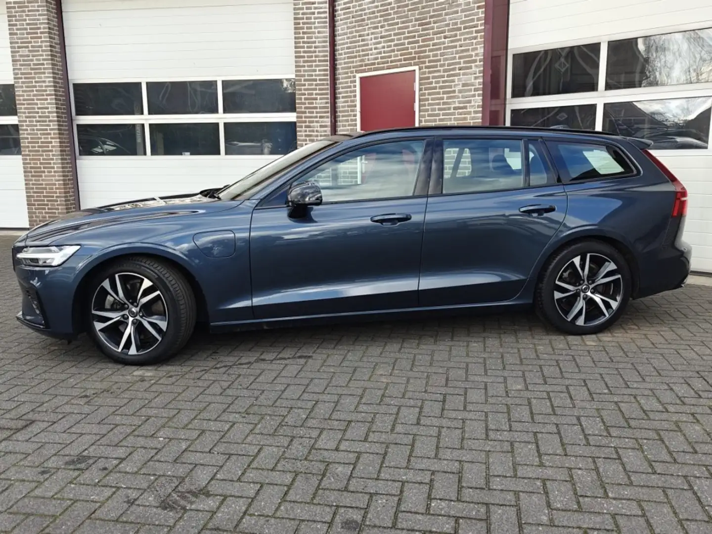 Volvo V60 2.0 T6 Recharge AWD R-Design - all in prijs Blauw - 2