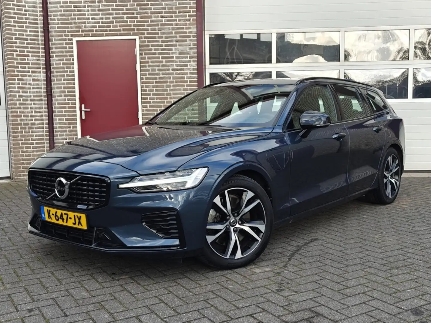 Volvo V60 2.0 T6 Recharge AWD R-Design - all in prijs Blauw - 1